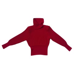 Pull vintage sculptural en laine rouge avec pinces à épaulettes fonctionnelles en métal