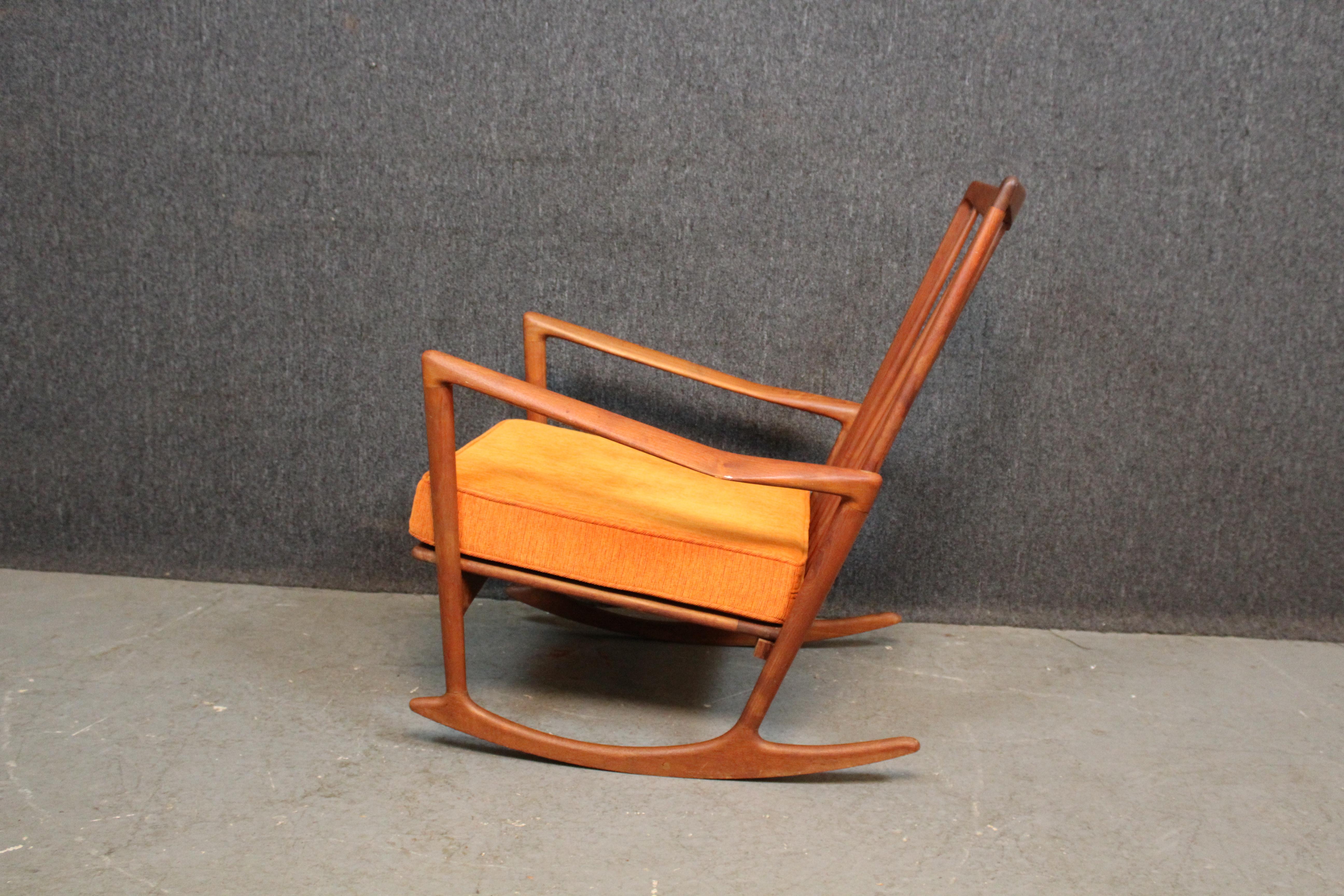 Mid-Century Modern Vintage Sculptural Rocking Chair by Ib Kofod-Larsen for Selig Denmark For Sale