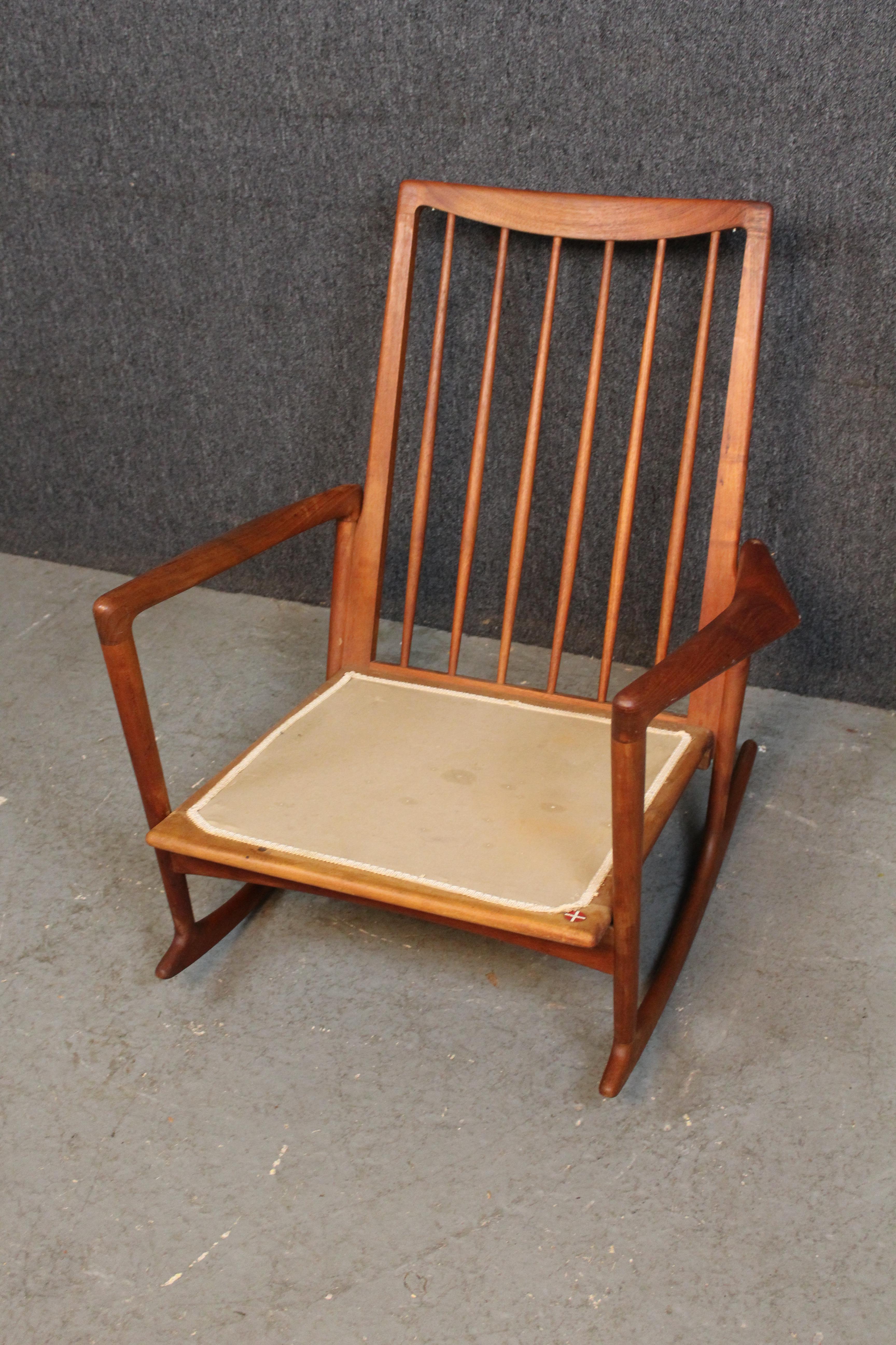Vintage Sculptural Rocking Chair by Ib Kofod-Larsen for Selig Denmark For Sale 1