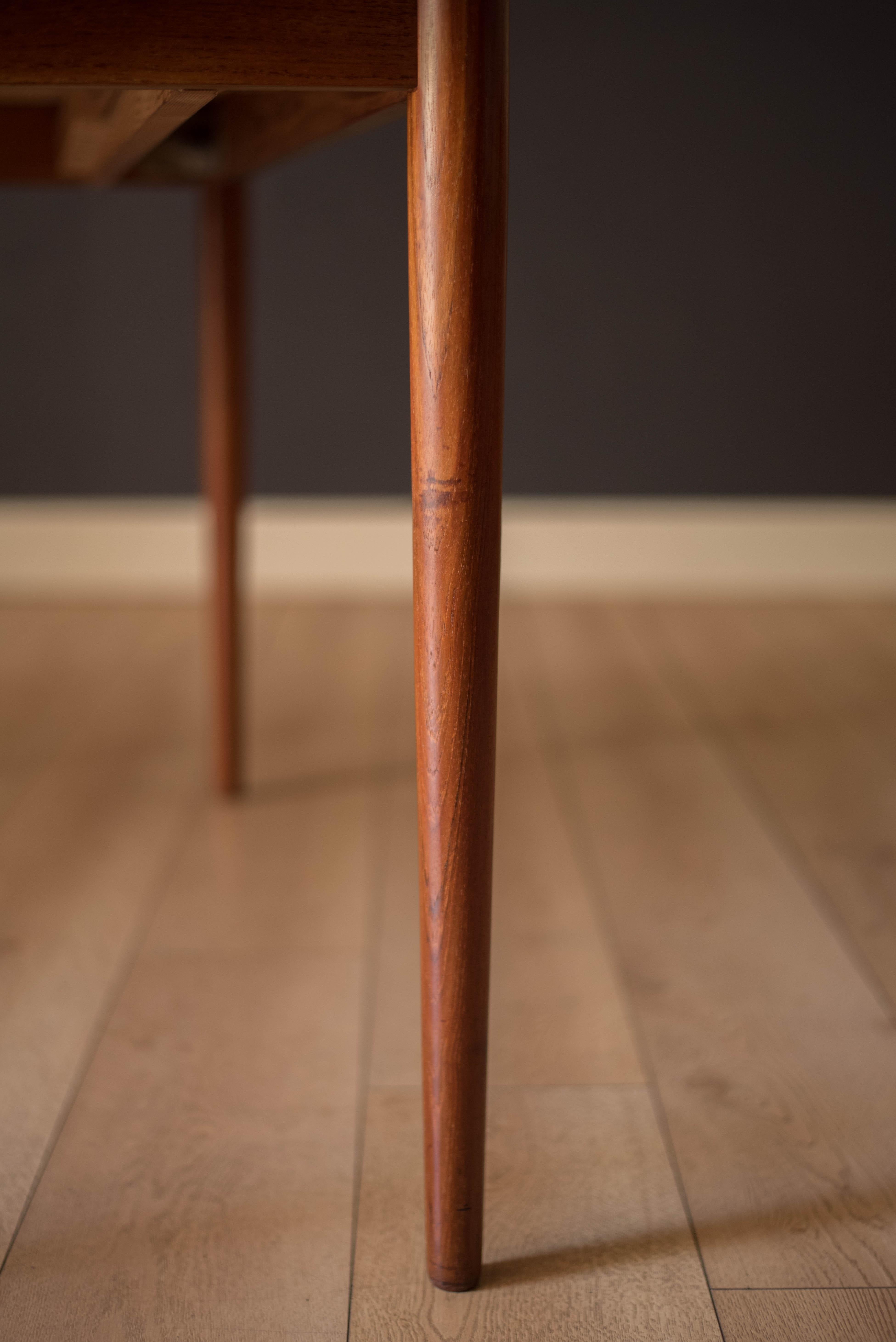 Vintage Sculptural Scandinavian Extension Teak Draw Leaf Dining Table en vente 11