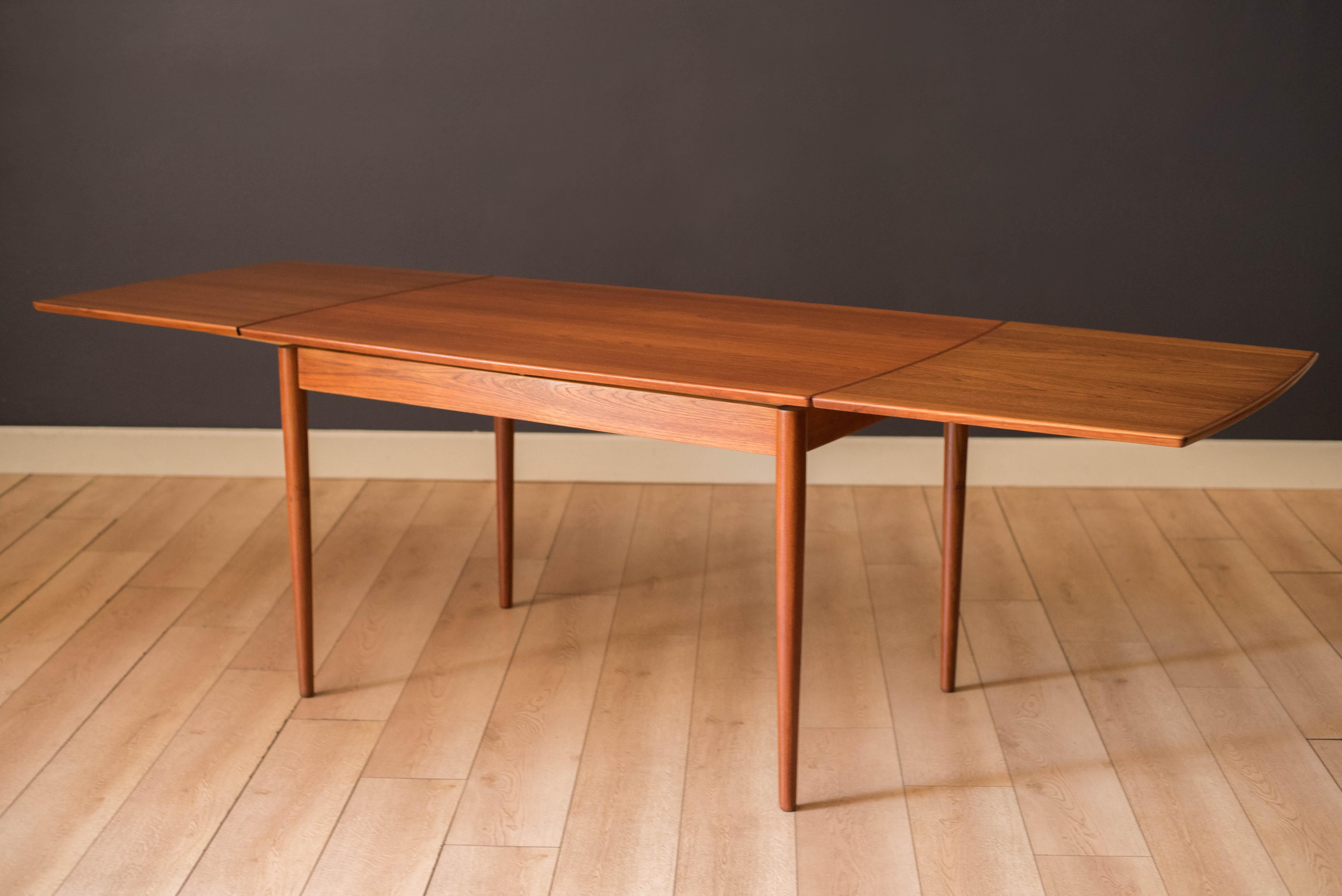 Scandinave moderne Vintage Sculptural Scandinavian Extension Teak Draw Leaf Dining Table en vente