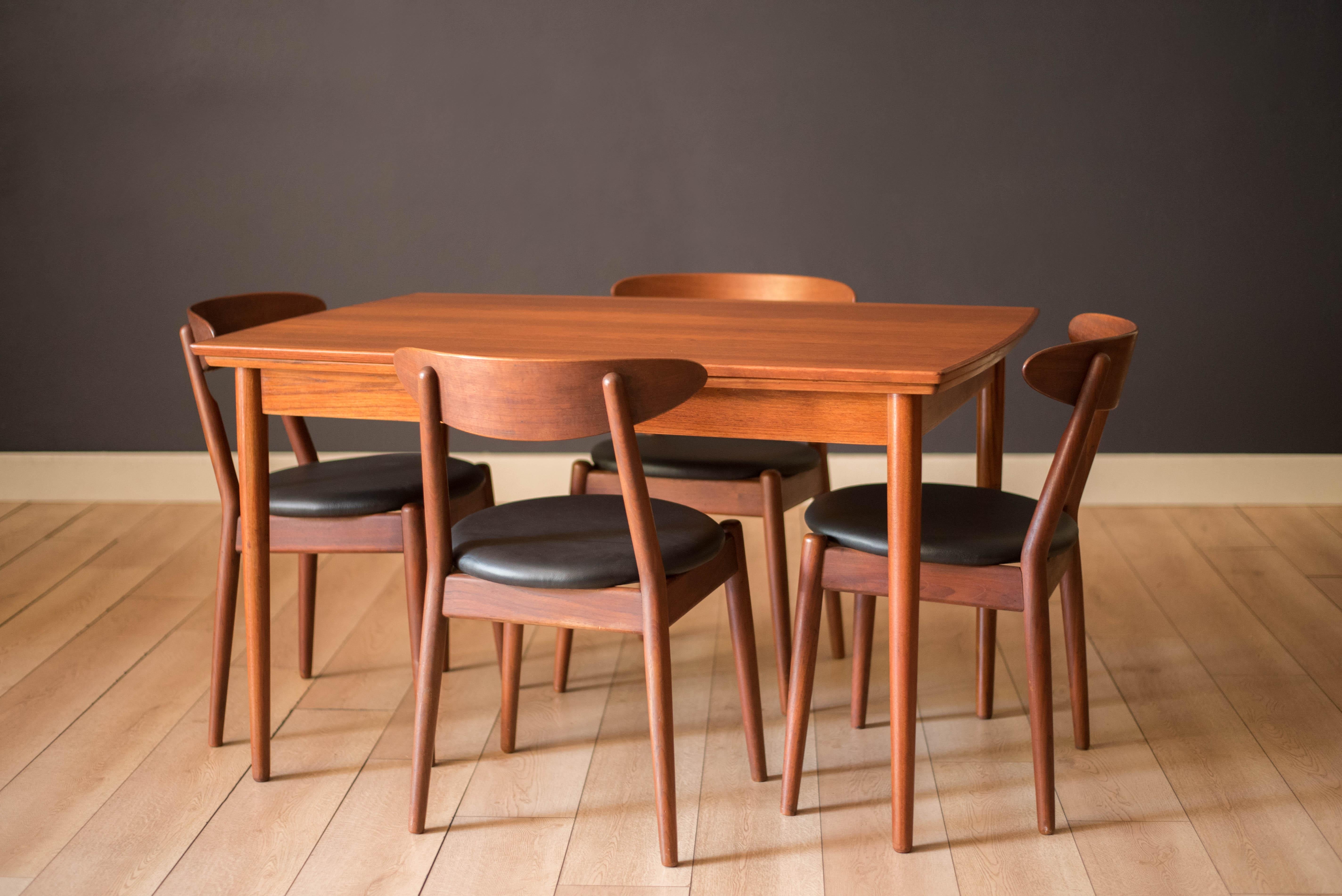 Européen Vintage Sculptural Scandinavian Extension Teak Draw Leaf Dining Table en vente