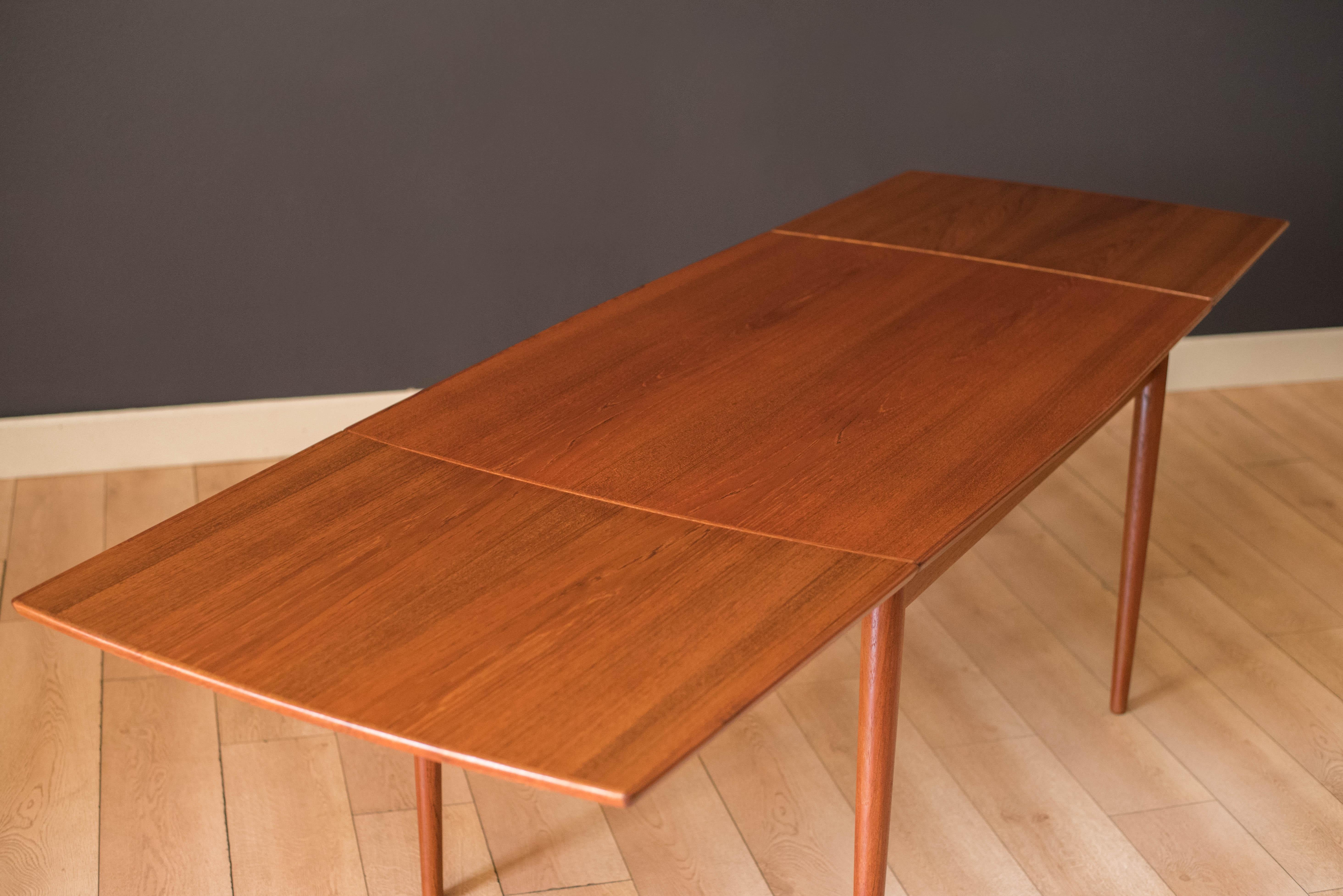 Vintage Sculptural Scandinavian Extension Teak Draw Leaf Dining Table Bon état - En vente à San Jose, CA