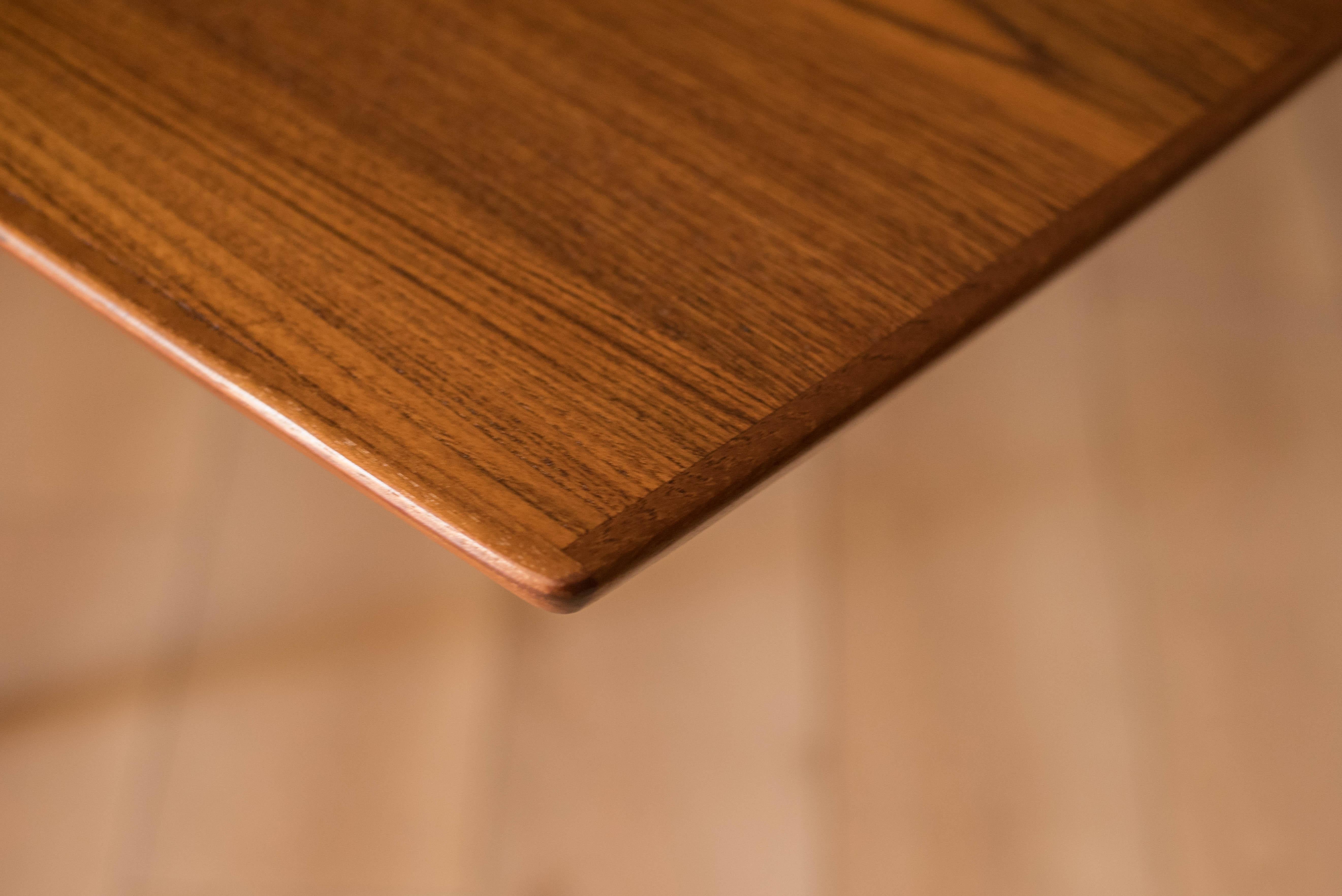 Milieu du XXe siècle Vintage Sculptural Scandinavian Extension Teak Draw Leaf Dining Table en vente