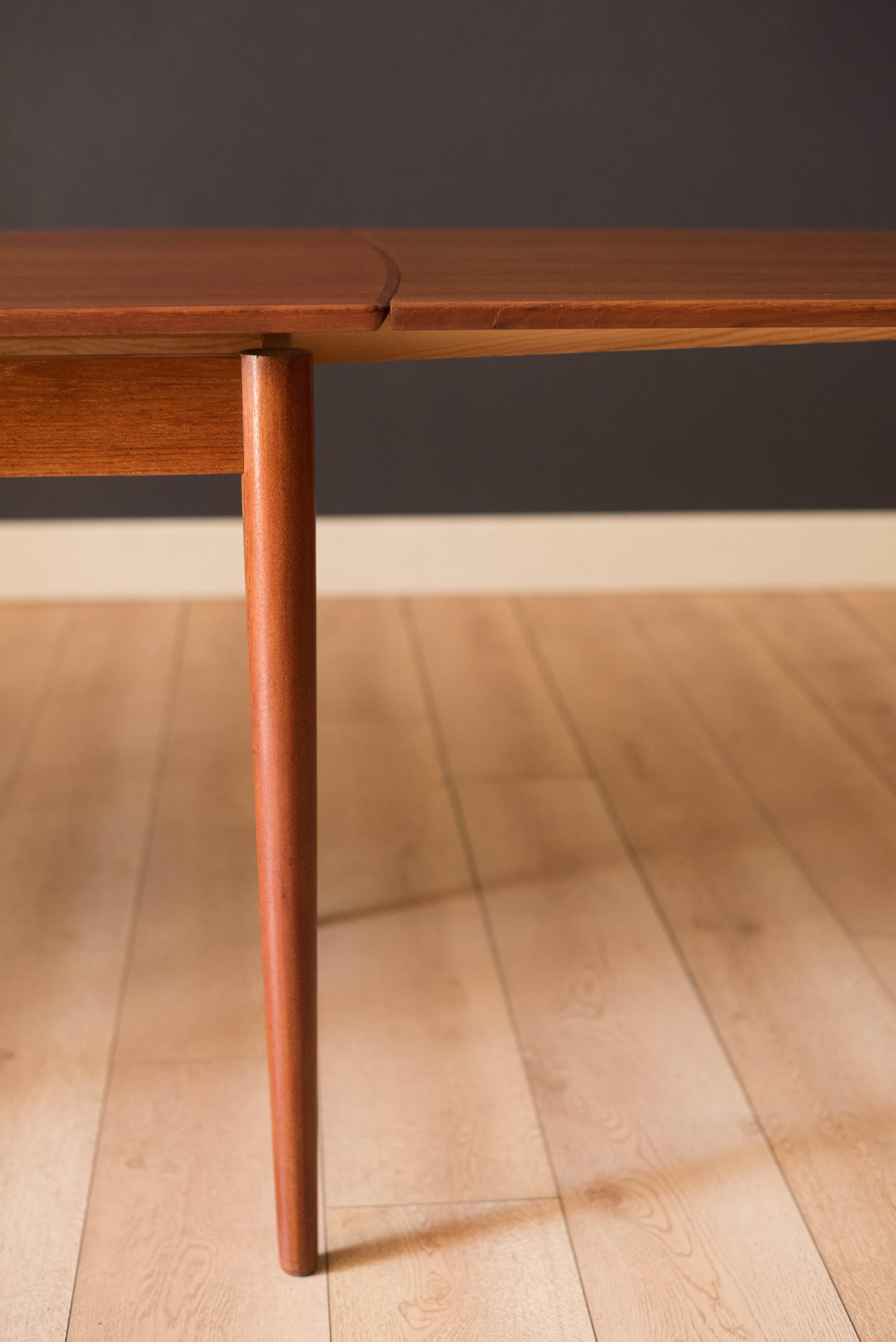 Teck Vintage Sculptural Scandinavian Extension Teak Draw Leaf Dining Table en vente