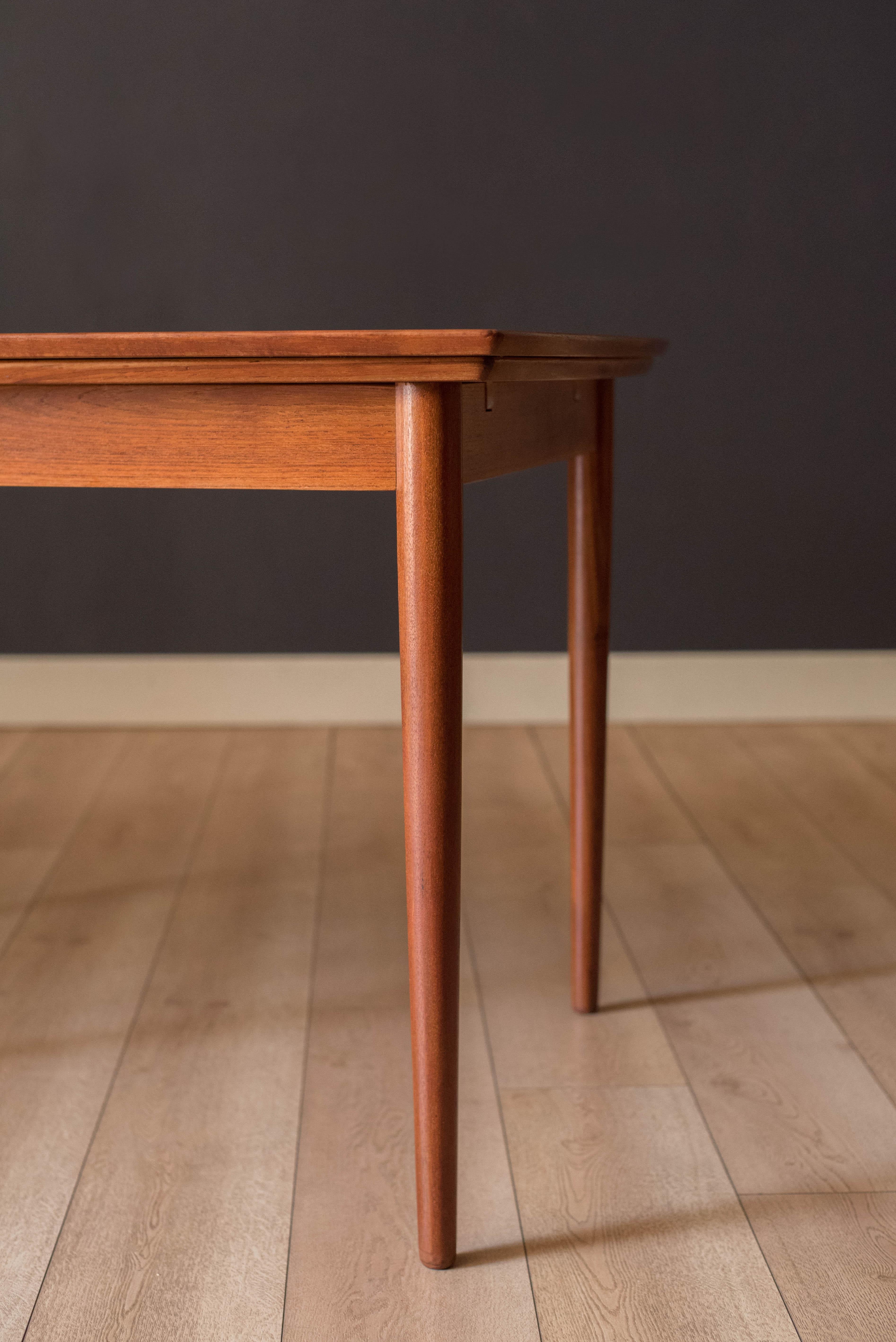 Vintage Sculptural Scandinavian Extension Teak Draw Leaf Dining Table en vente 1