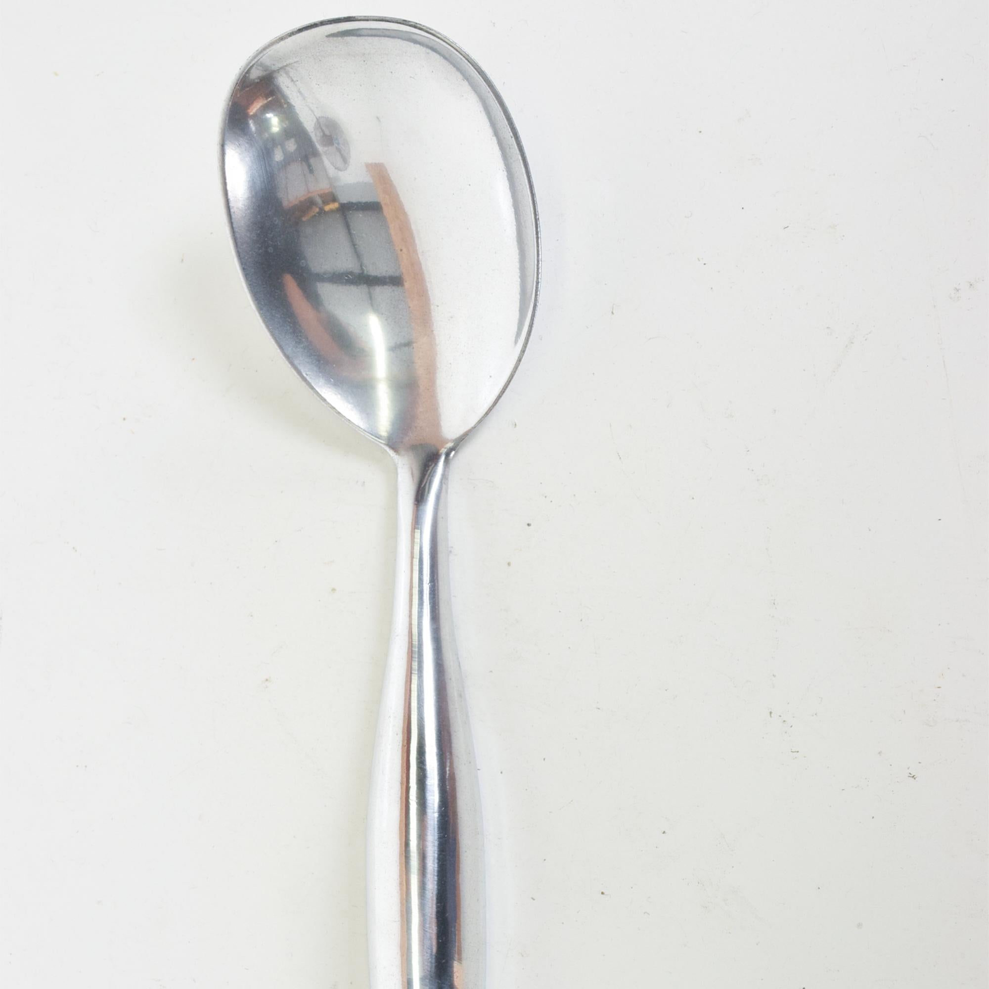 Para tu consideración, una cuchara de servir escultórica vintage Fabricada en Alemania, de aluminio. Estampado, fabricado en W Alemania. Aluminio fundido. Estampado PROGRESSUS
Forma escultural. 

Gran condición. Pulido. Consulte las