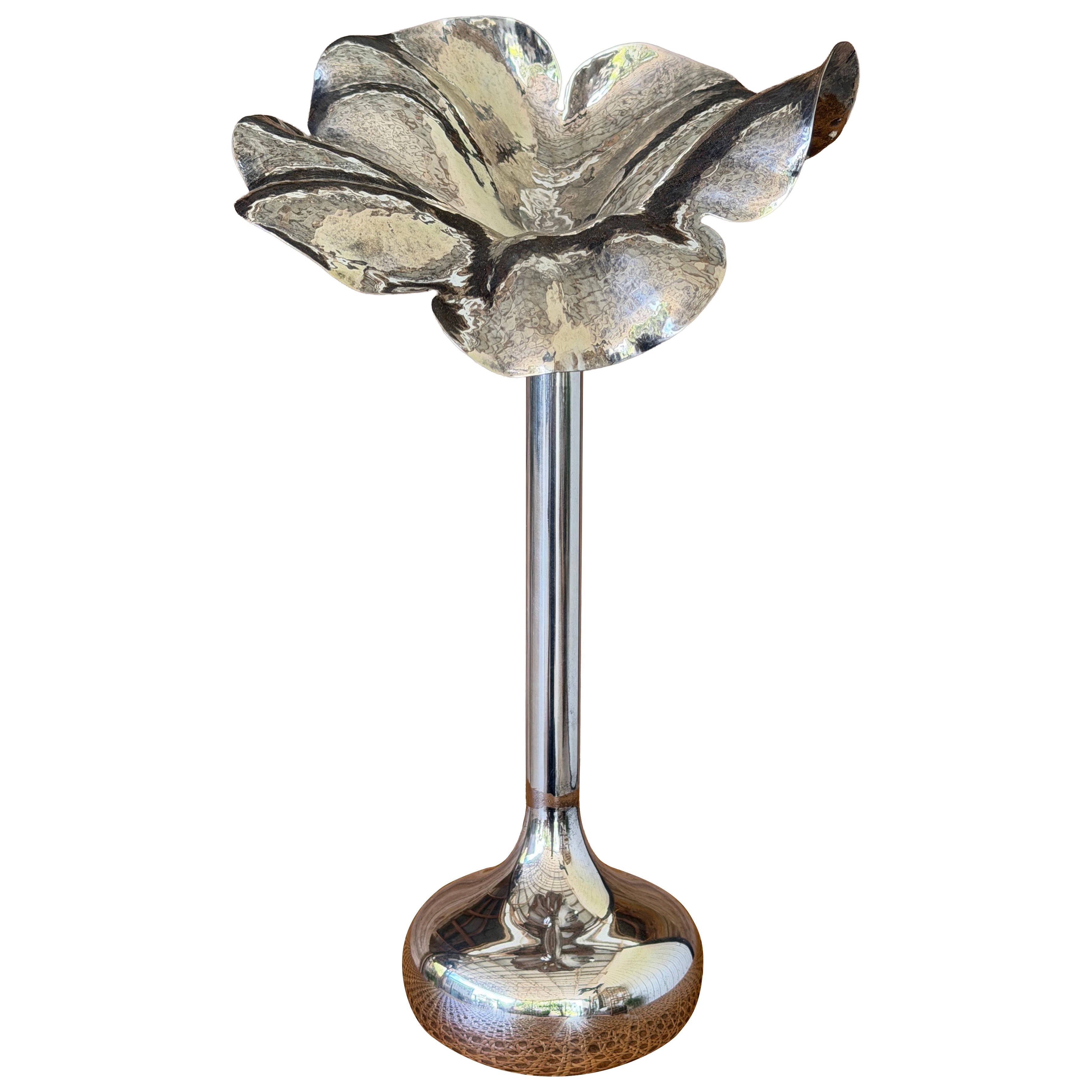 Vaso scultoreo d'argento a forma di fiore o di bocciolo, Bacillar in vendita