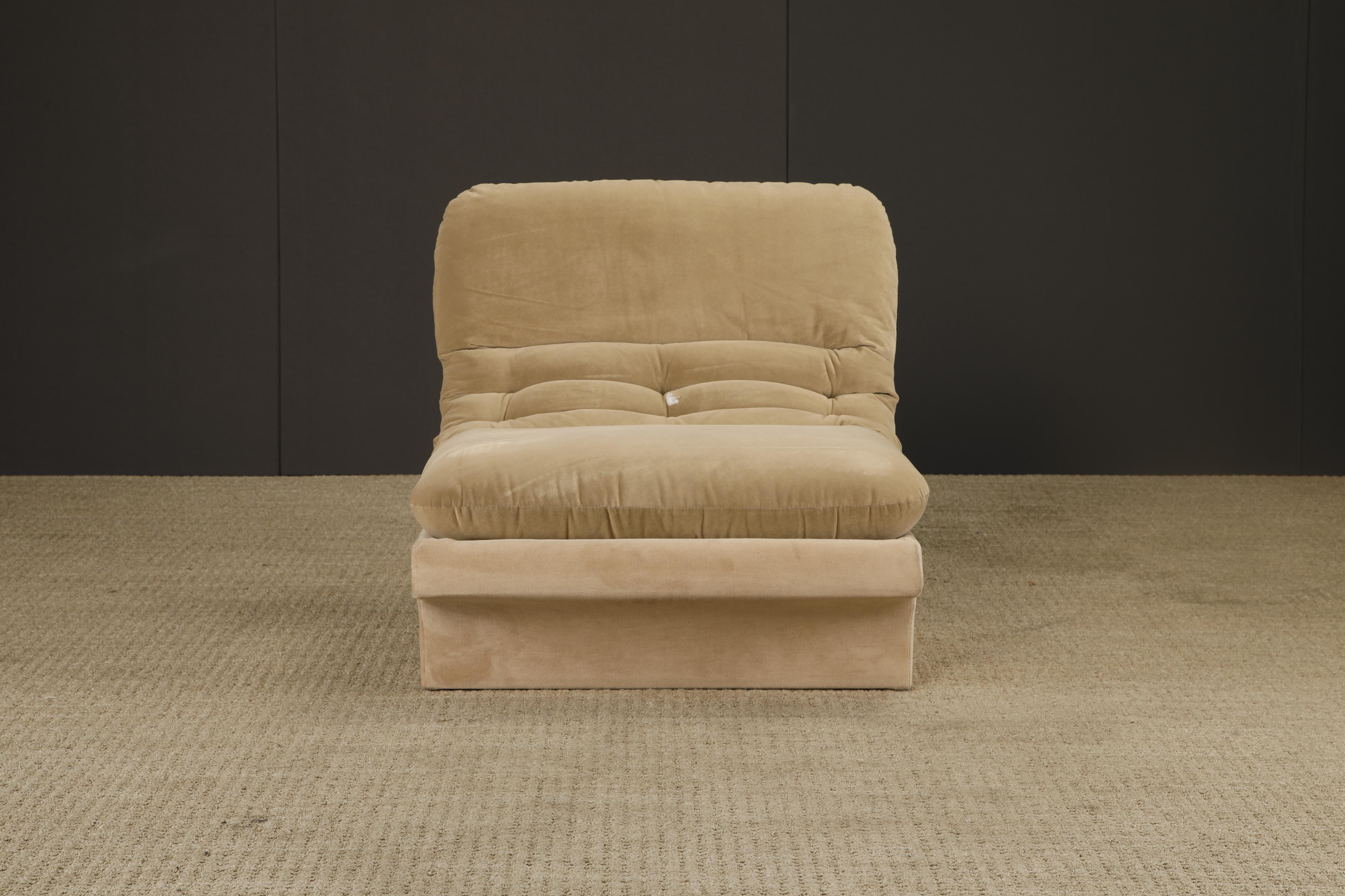 Cette chaise sculpturale de Carsons of High Point est un exemple typique du design américain de la fin du XXe siècle. Souvent attribuée à tort à Vladimir Kagan, cette forme a en fait été produite par Carson's Furniture, un fabricant bien connu de