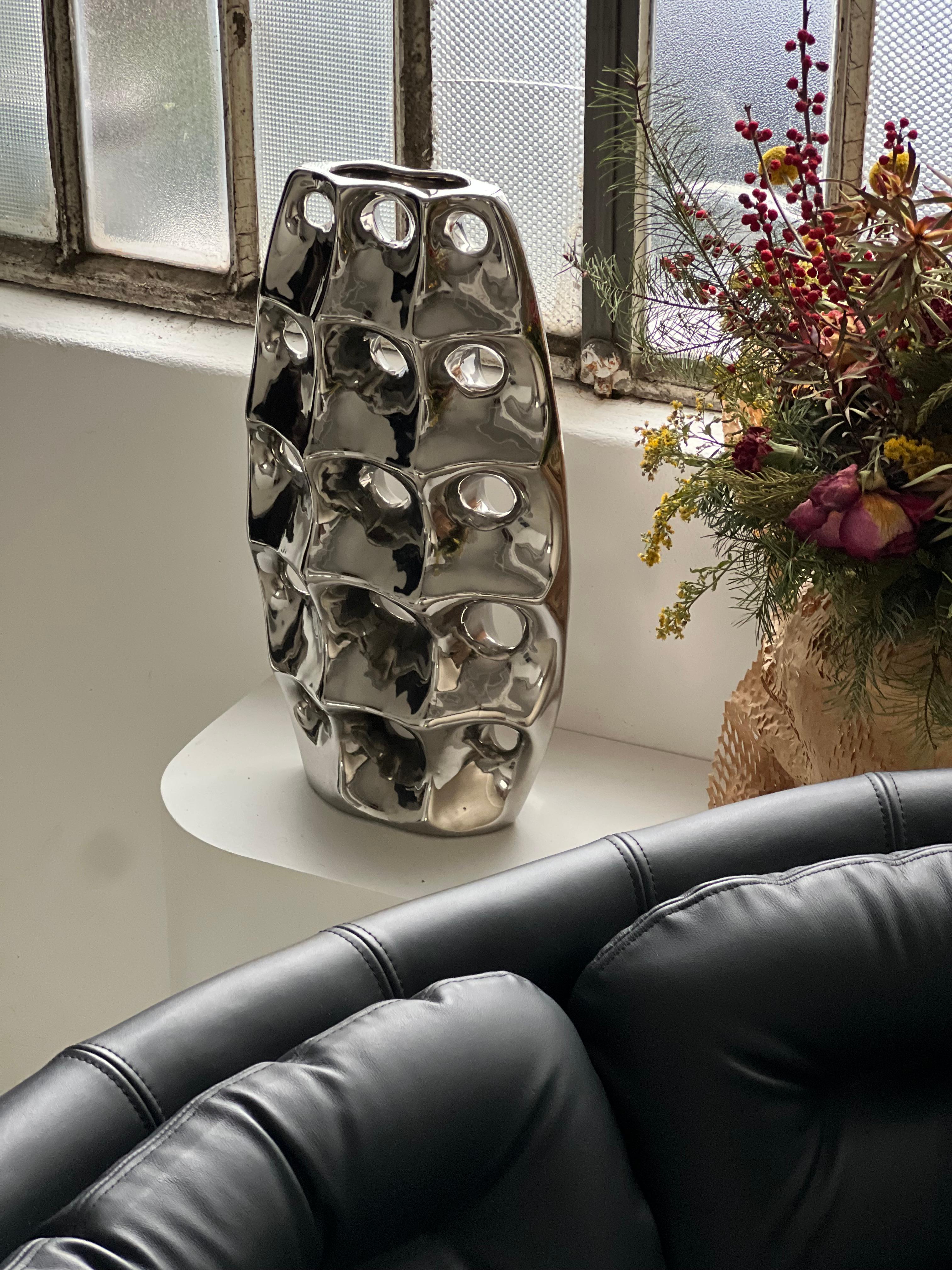 Vase sculptural rare en céramique finition chromée, avec trous, années 1970 en vente 2