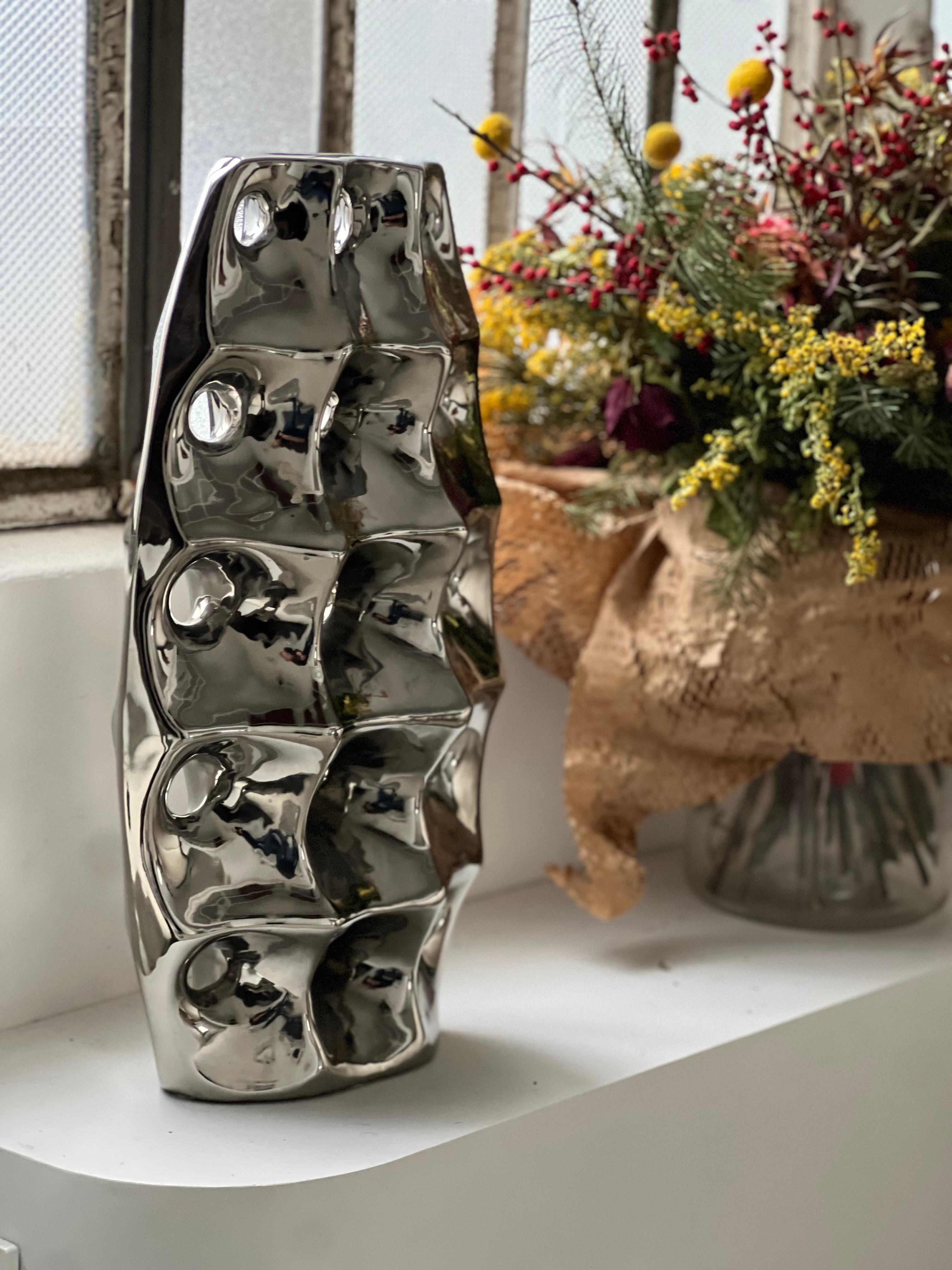 Vase sculptural rare en céramique finition chromée, avec trous, années 1970 en vente 3