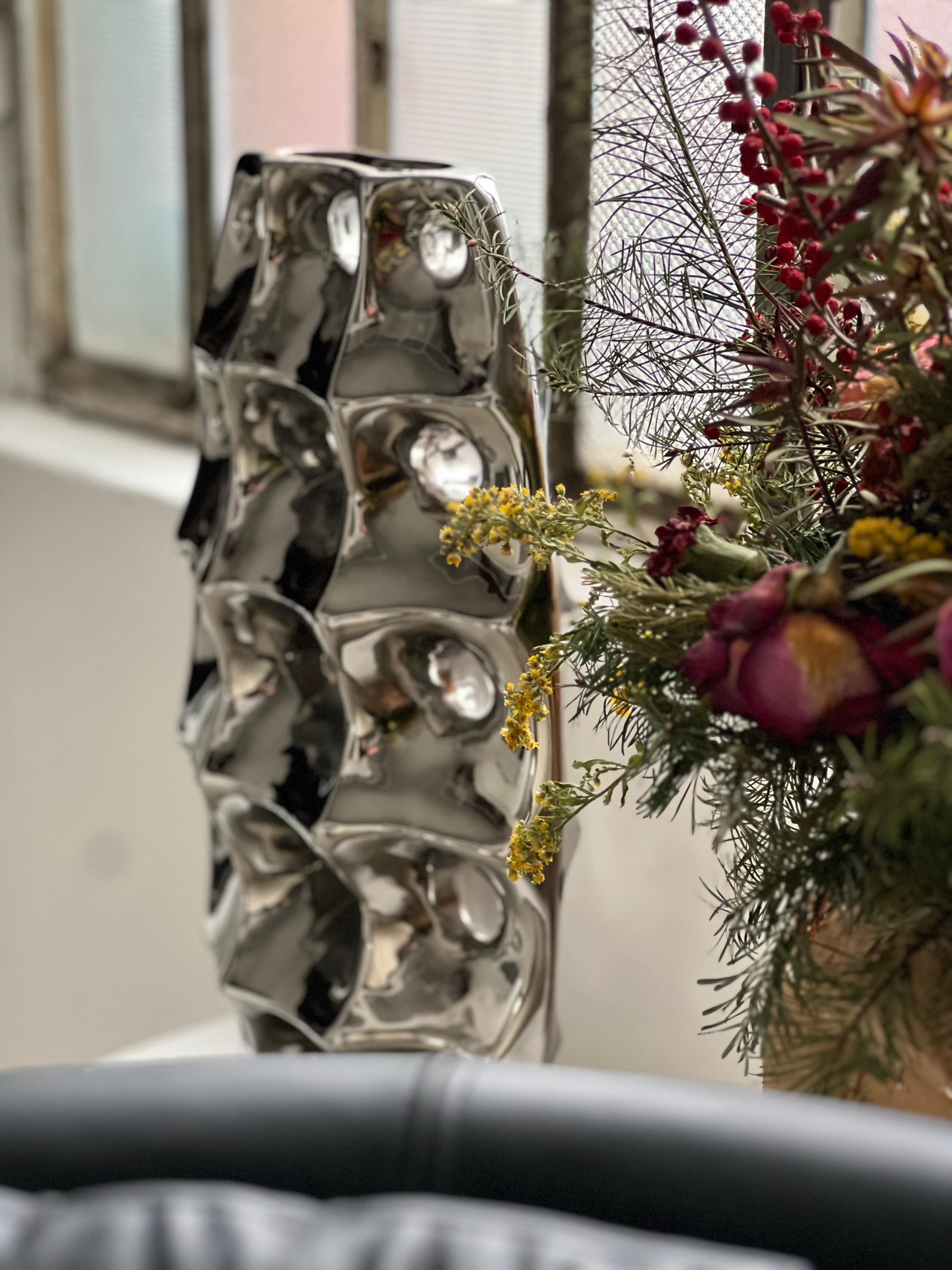 Vase sculptural rare en céramique finition chromée, avec trous, années 1970 en vente 4
