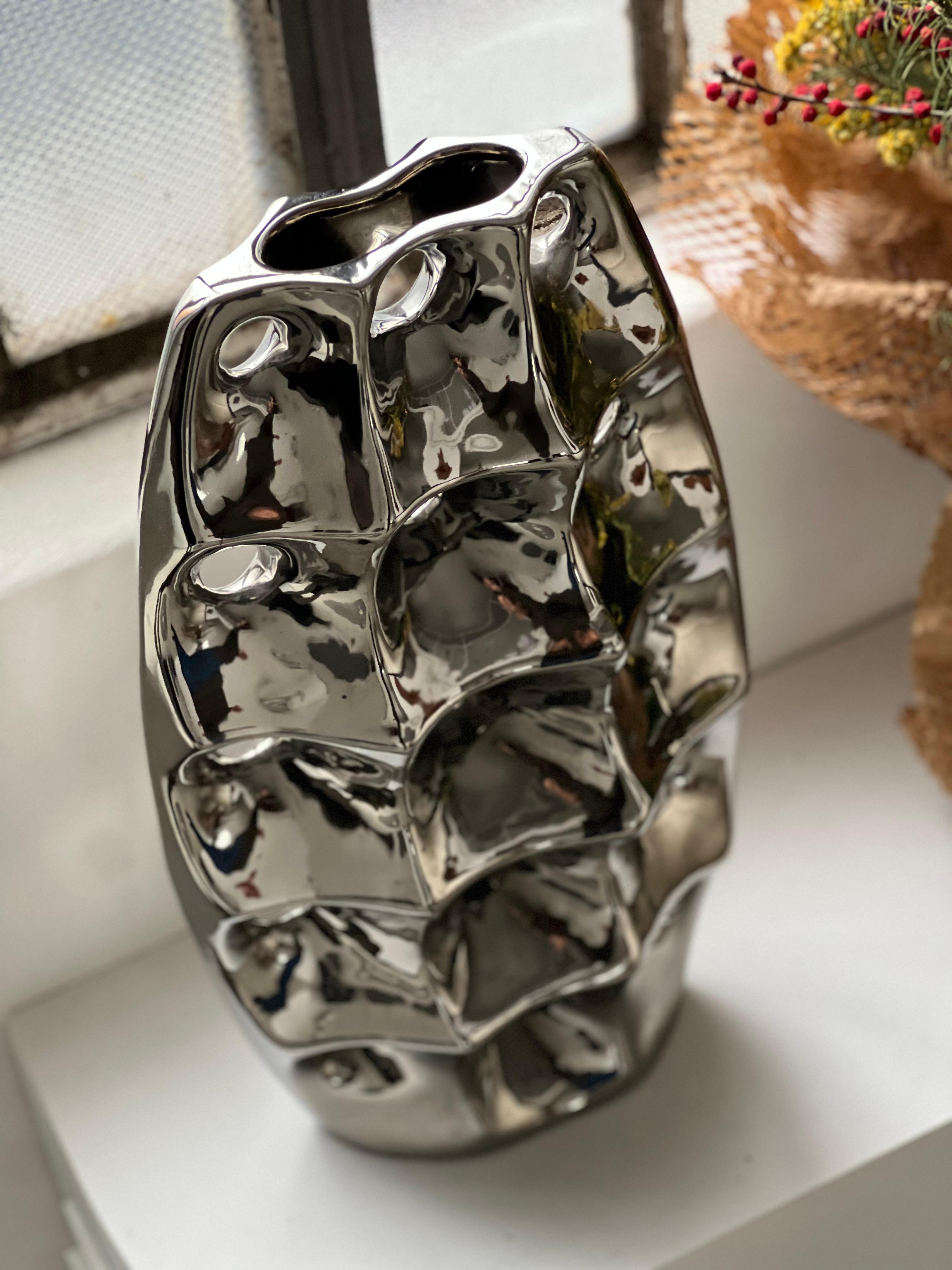 Vase sculptural rare en céramique finition chromée, avec trous, années 1970 en vente 5