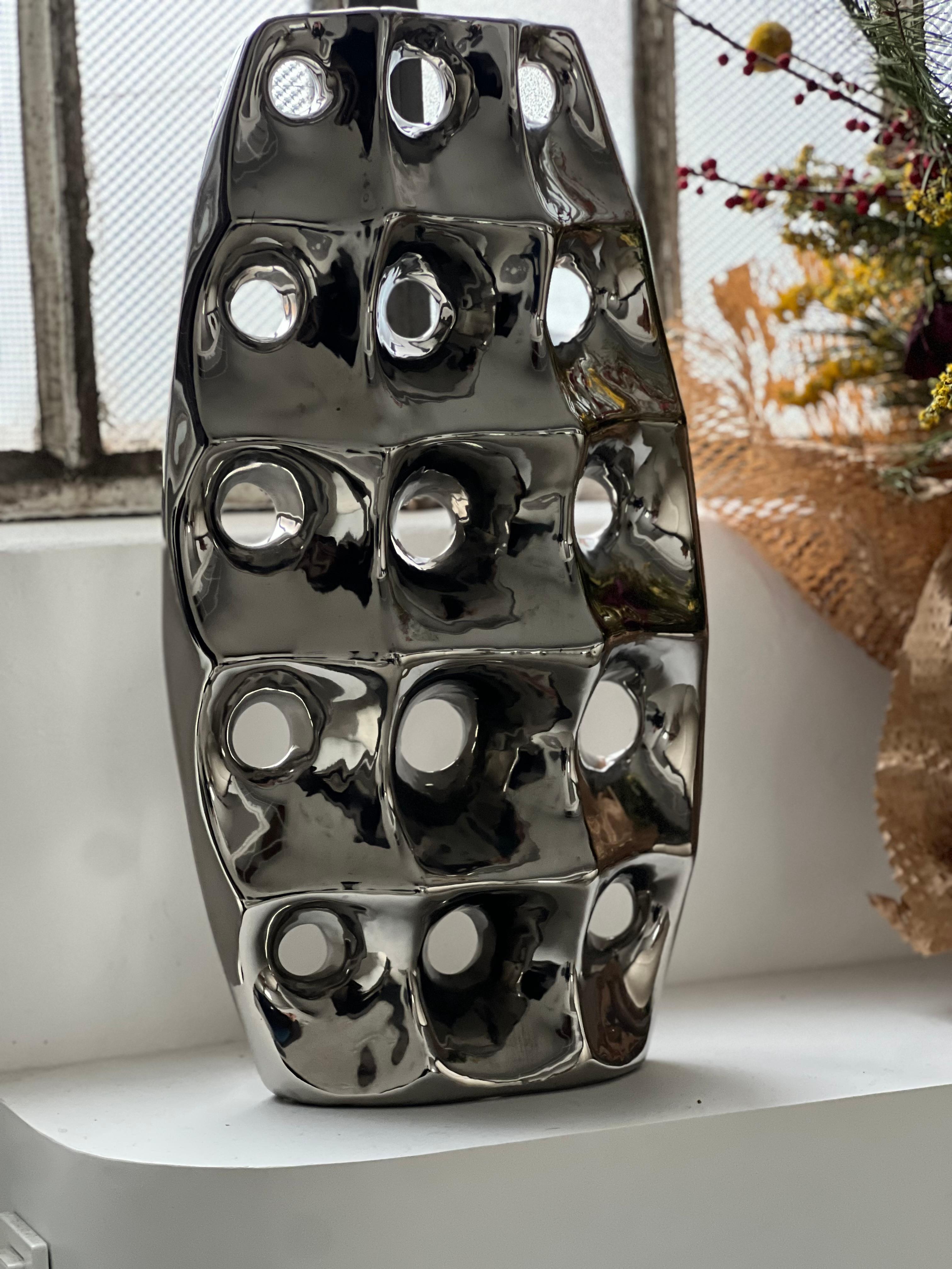 Vase sculptural rare en céramique finition chromée, avec trous, années 1970 en vente 6