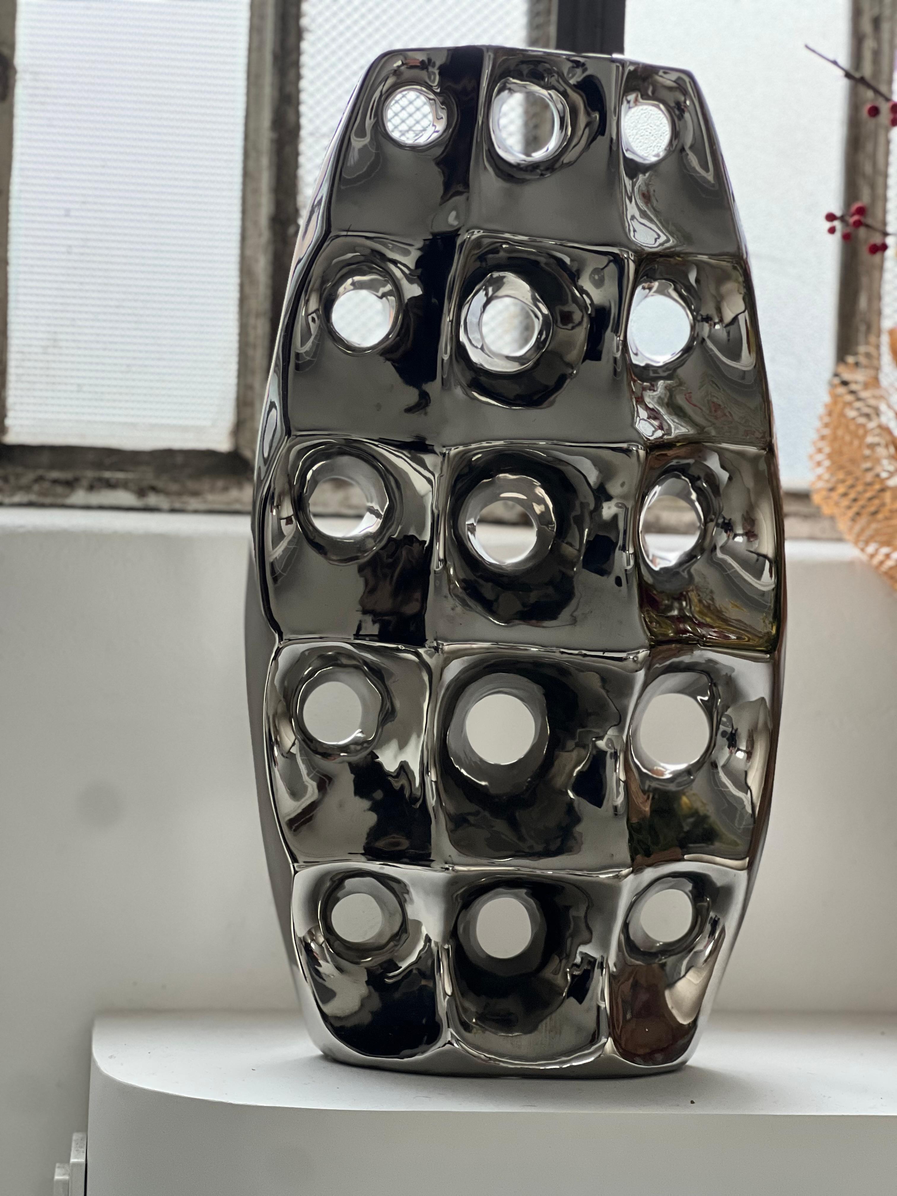 Vase sculptural rare en céramique finition chromée, avec trous, années 1970 en vente 7