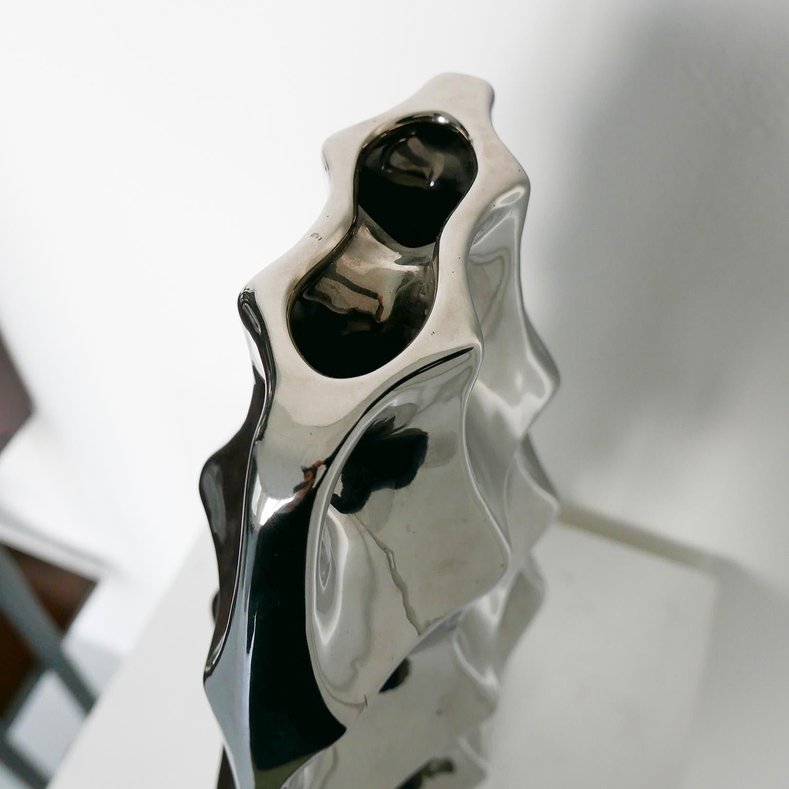 Fait main Vase sculptural rare en céramique finition chromée, avec trous, années 1970 en vente