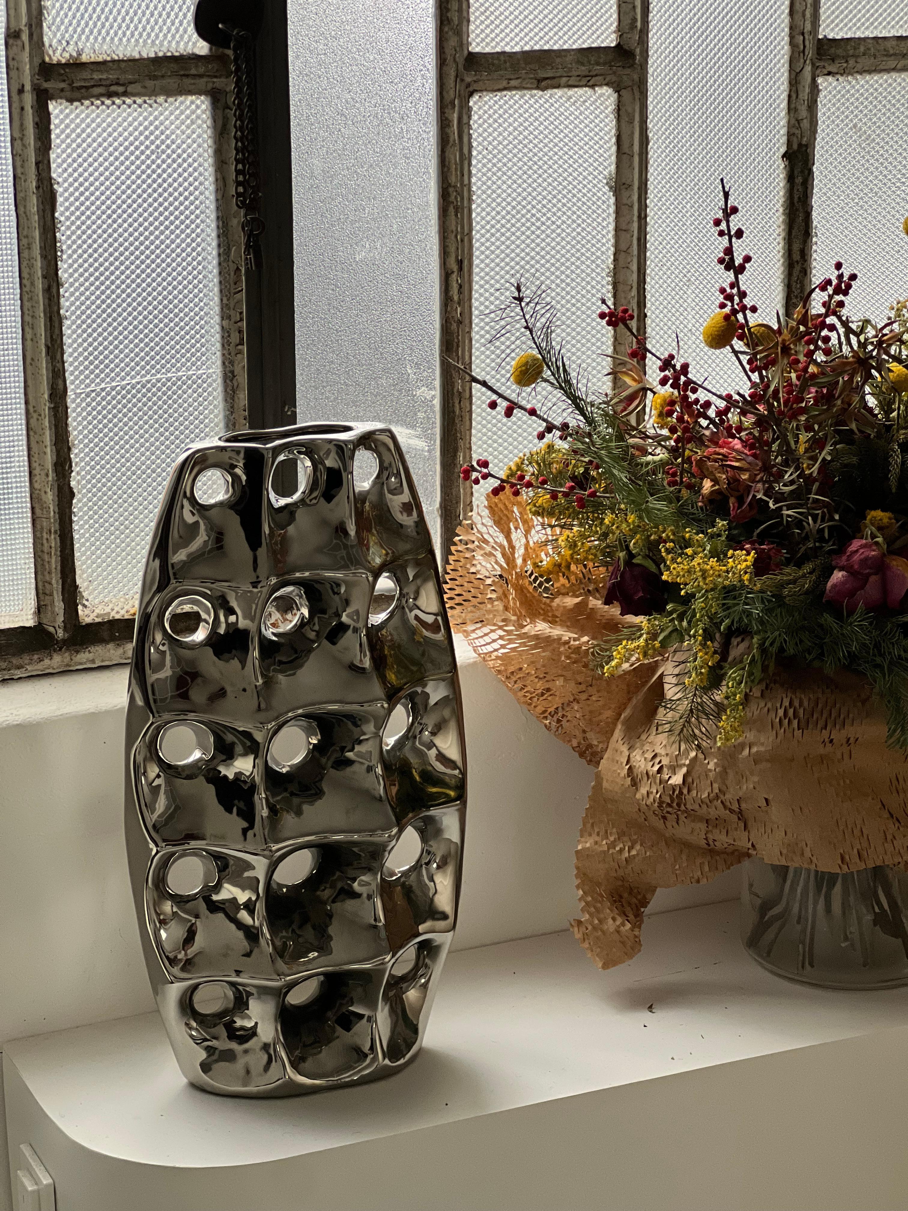 Céramique Vase sculptural rare en céramique finition chromée, avec trous, années 1970 en vente