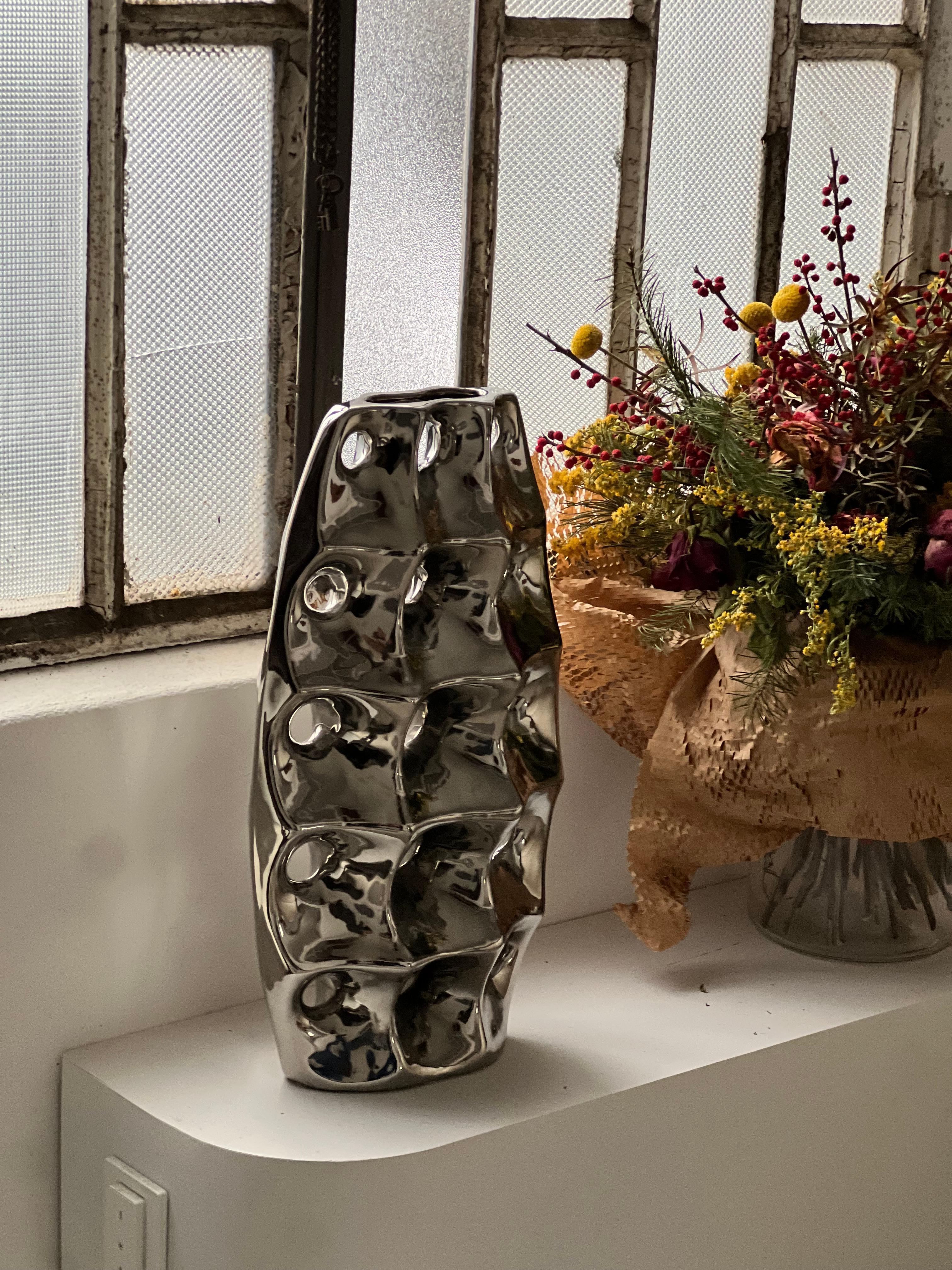 Vase sculptural rare en céramique finition chromée, avec trous, années 1970 en vente 1