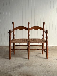 Banco doble escultórico vintage de madera torneada con asiento de cuerda tejida, c. 1950