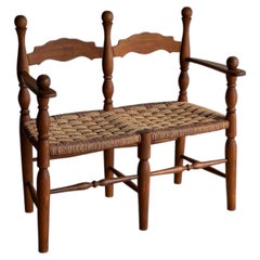 Banco doble escultórico vintage de madera torneada con asiento de cuerda tejida, c. 1950