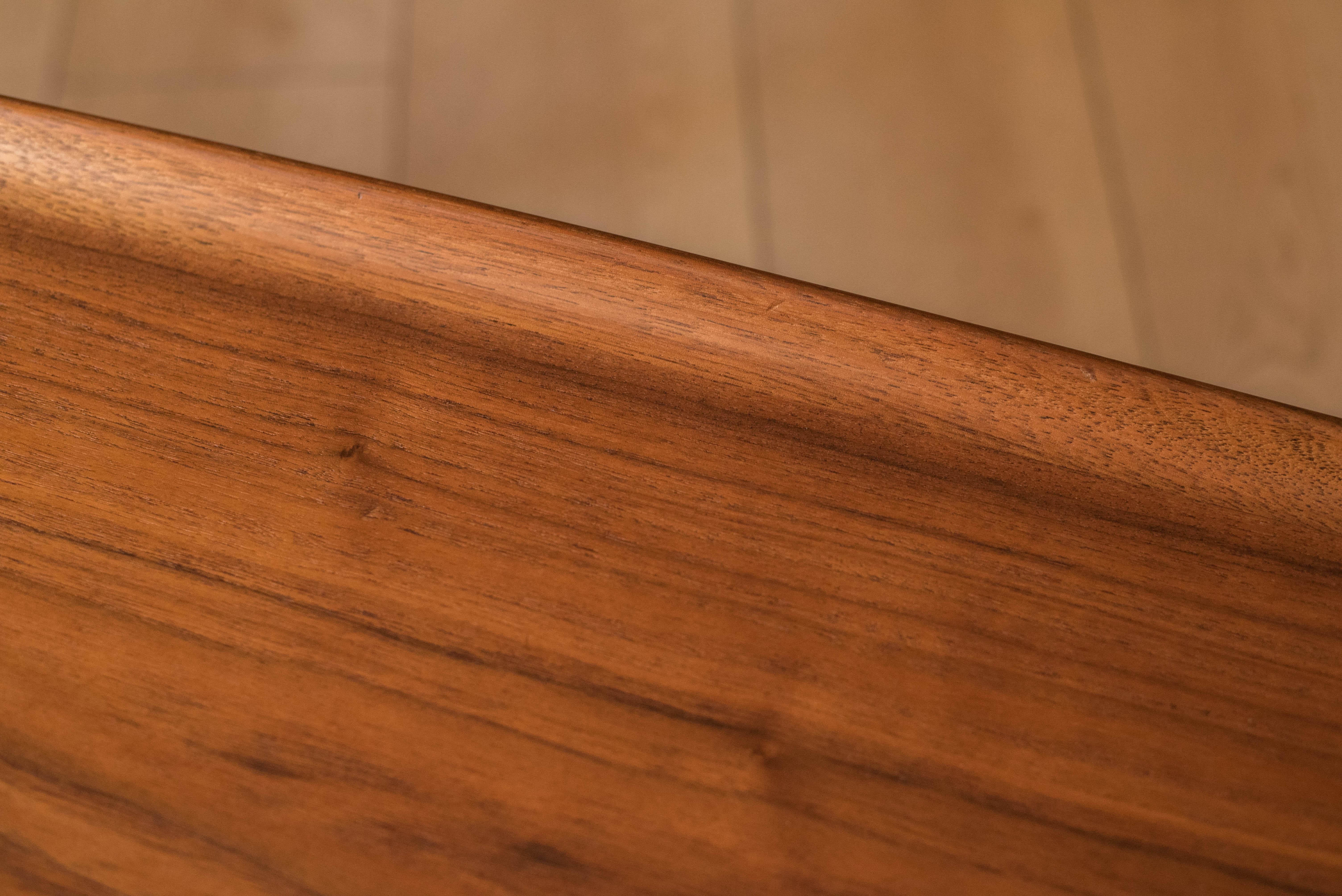 Vintage Sculptural Walnut Coffee Table by Folke Ohlsson for Dux en vente 5
