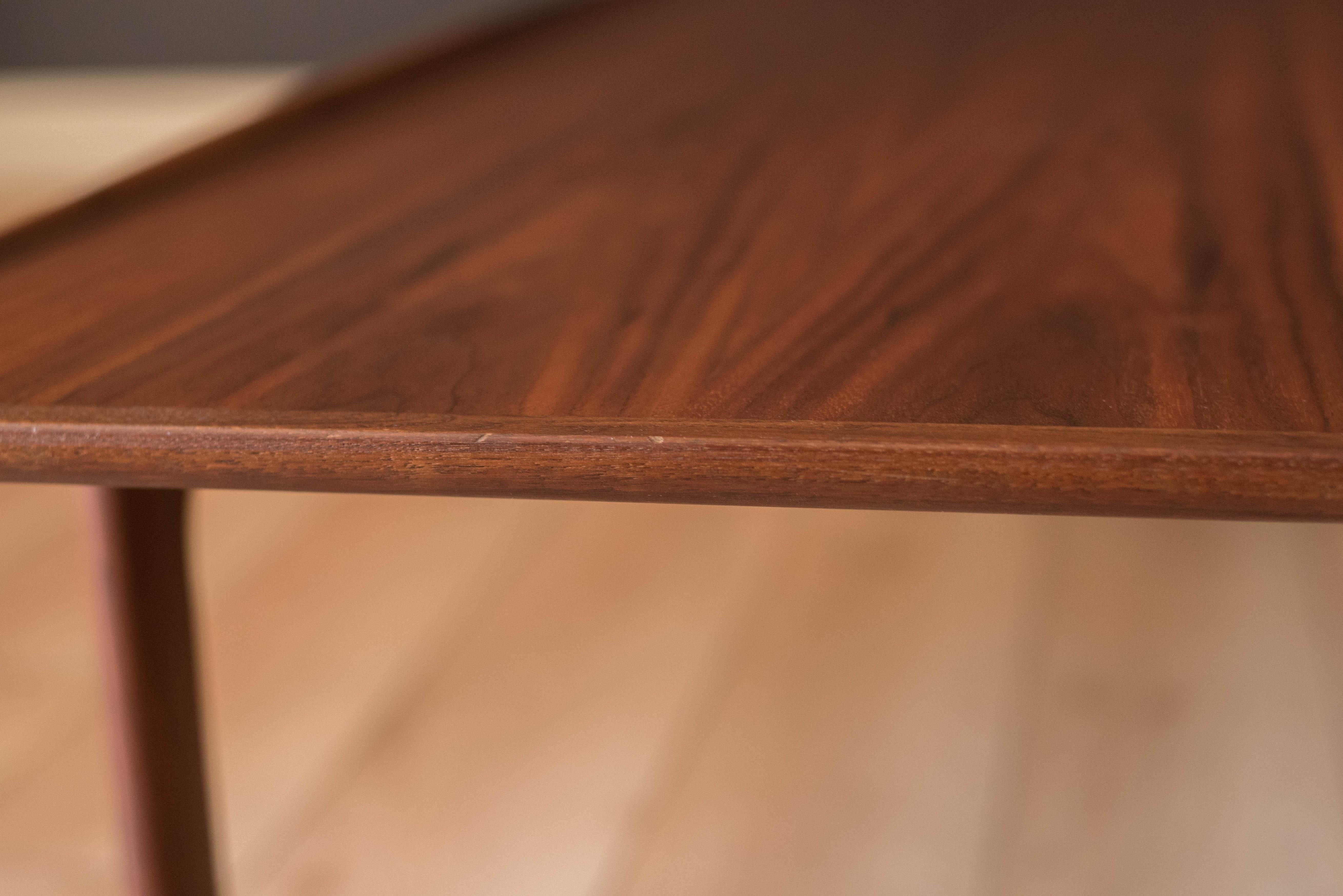Vintage Sculptural Walnut Coffee Table by Folke Ohlsson for Dux en vente 6