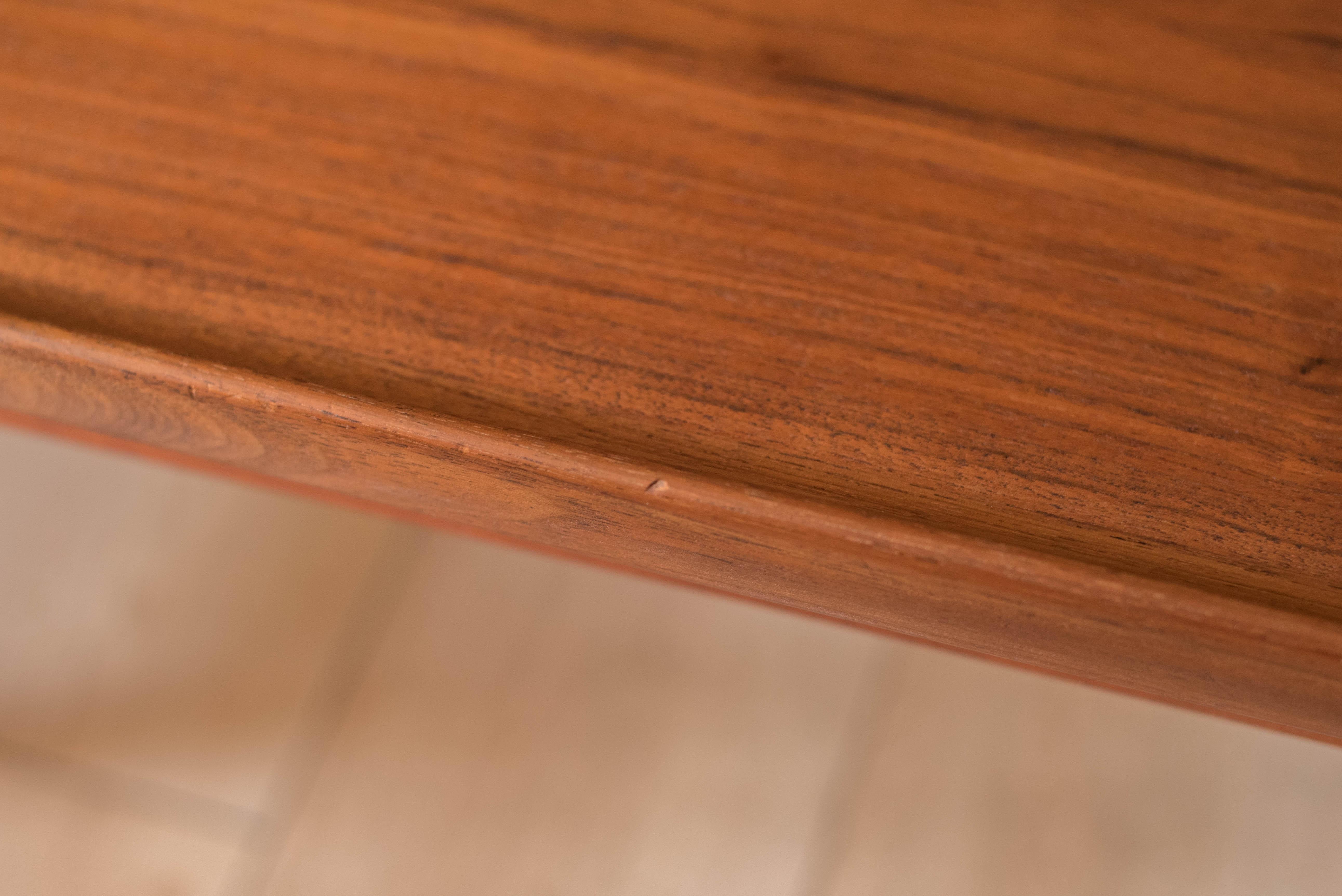 Vintage Sculptural Walnut Coffee Table by Folke Ohlsson for Dux en vente 7