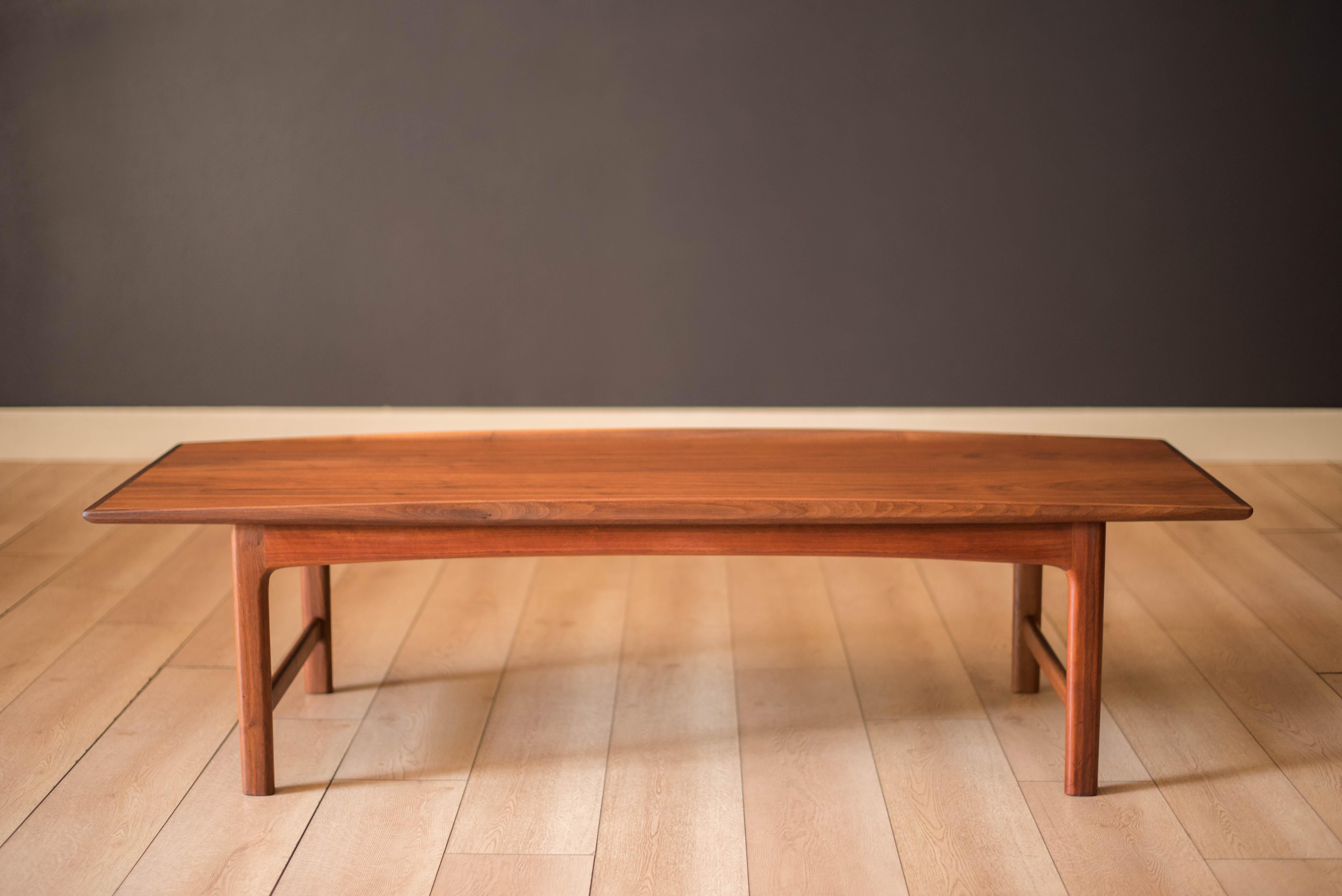 Scandinave moderne Vintage Sculptural Walnut Coffee Table by Folke Ohlsson for Dux en vente