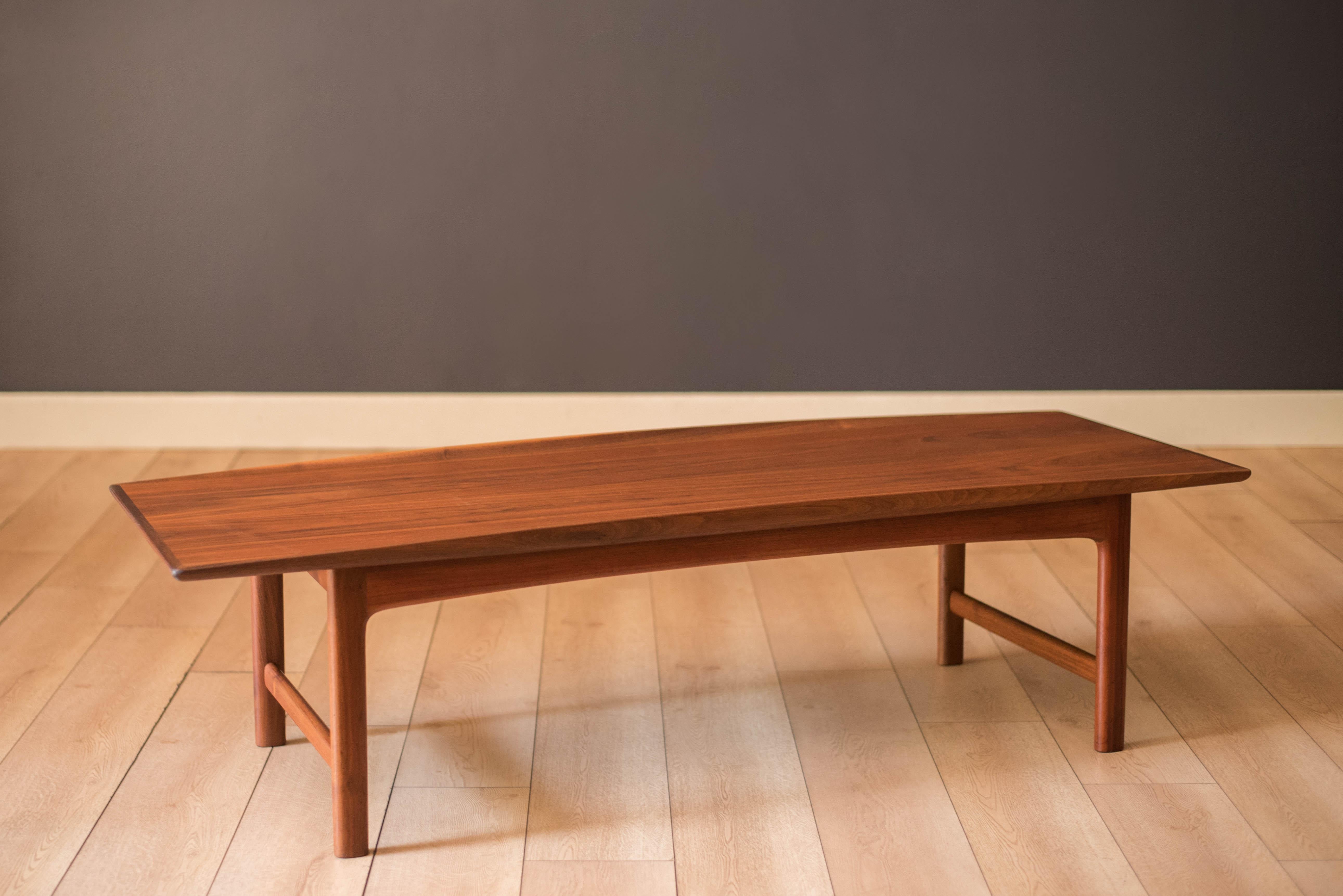 Suédois Vintage Sculptural Walnut Coffee Table by Folke Ohlsson for Dux en vente