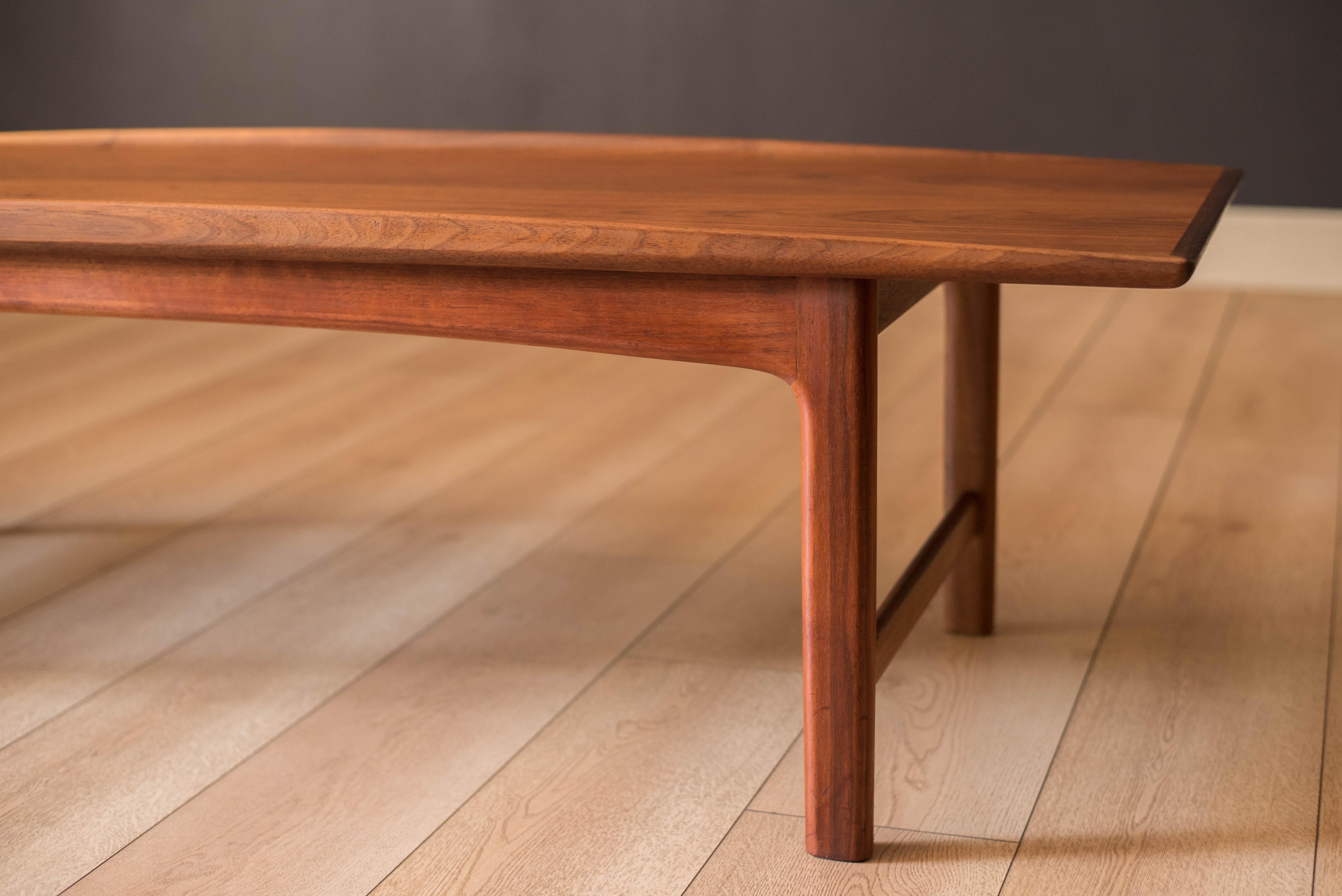 Vintage Sculptural Walnut Coffee Table by Folke Ohlsson for Dux Bon état - En vente à San Jose, CA