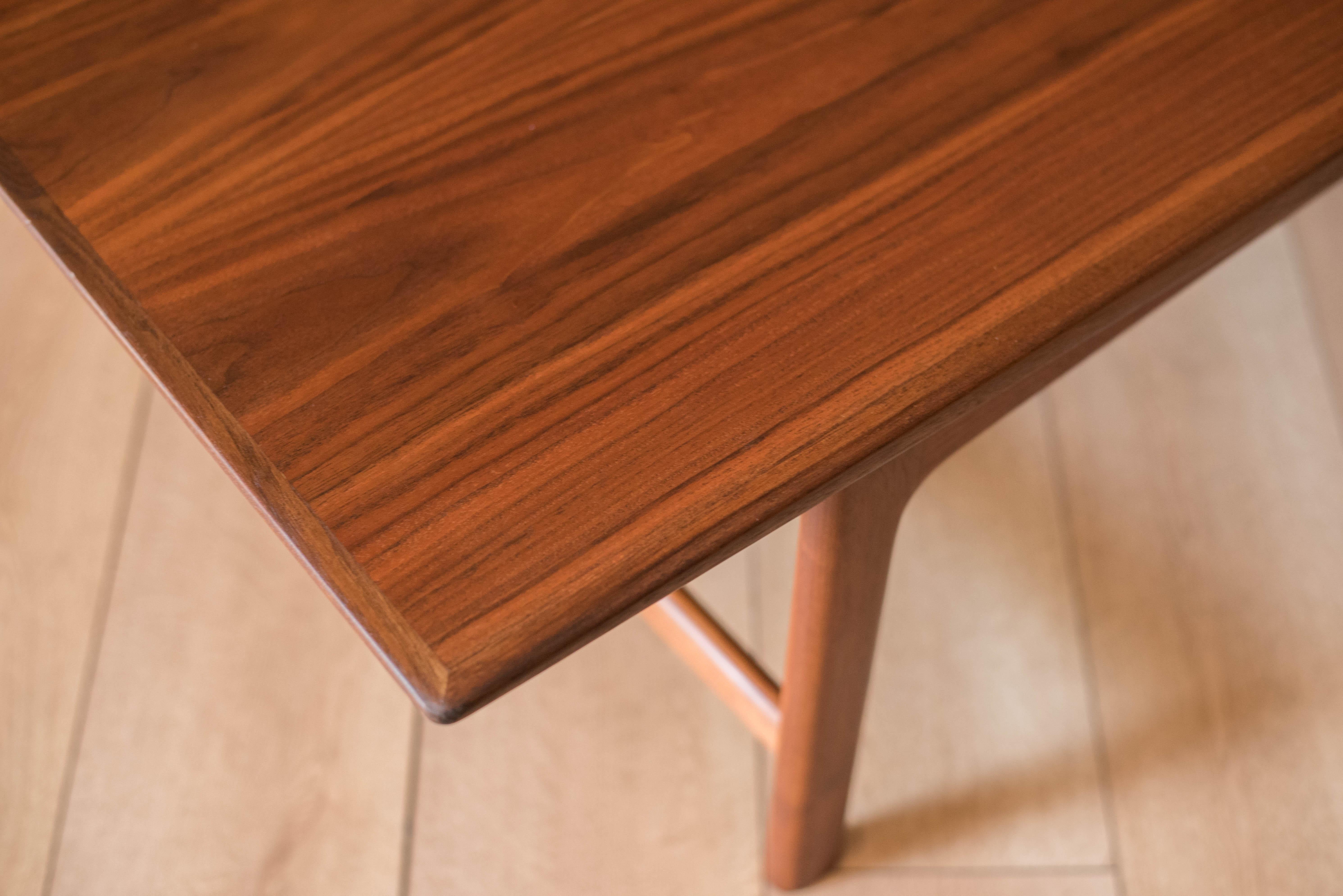 Milieu du XXe siècle Vintage Sculptural Walnut Coffee Table by Folke Ohlsson for Dux en vente