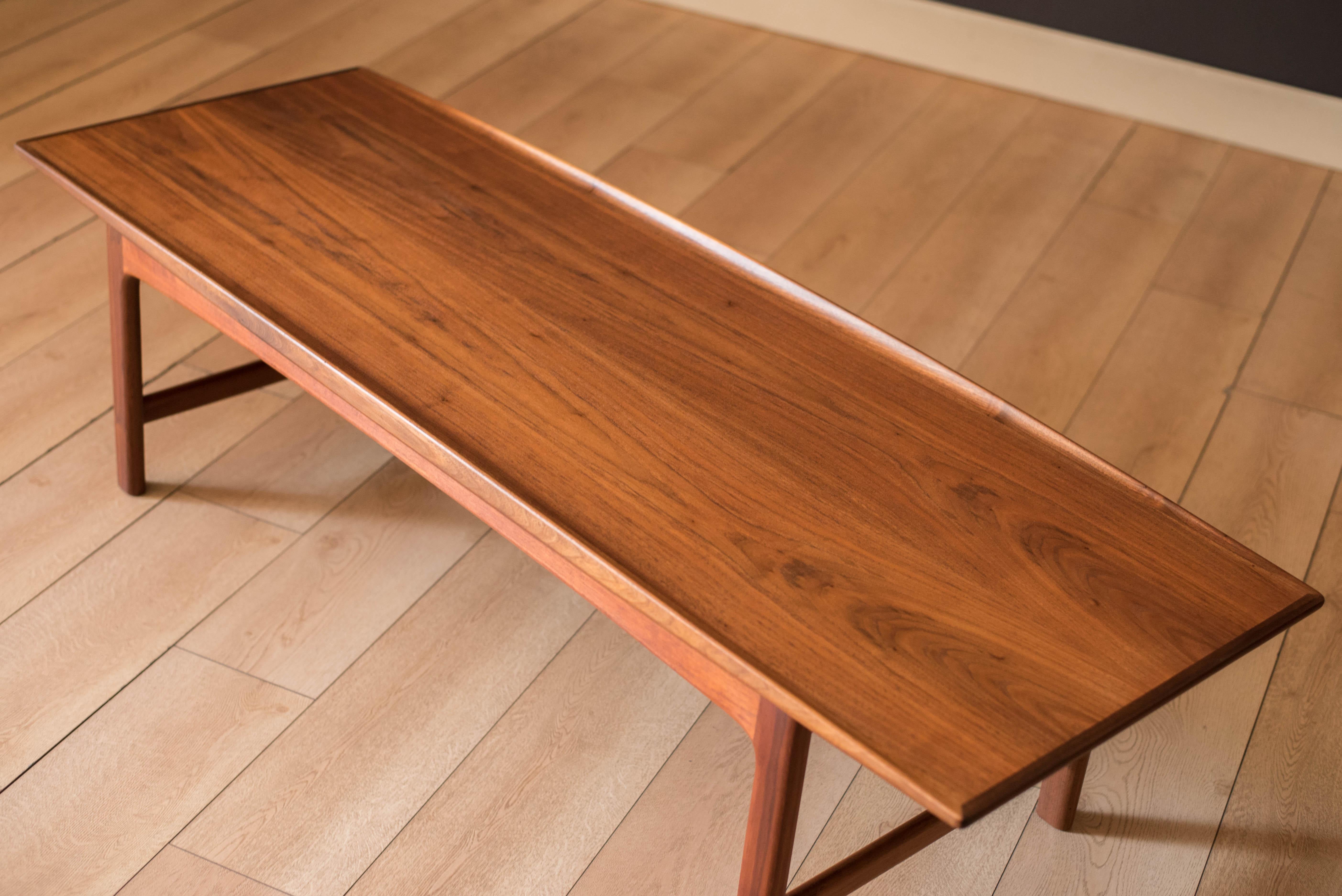 Noyer Vintage Sculptural Walnut Coffee Table by Folke Ohlsson for Dux en vente