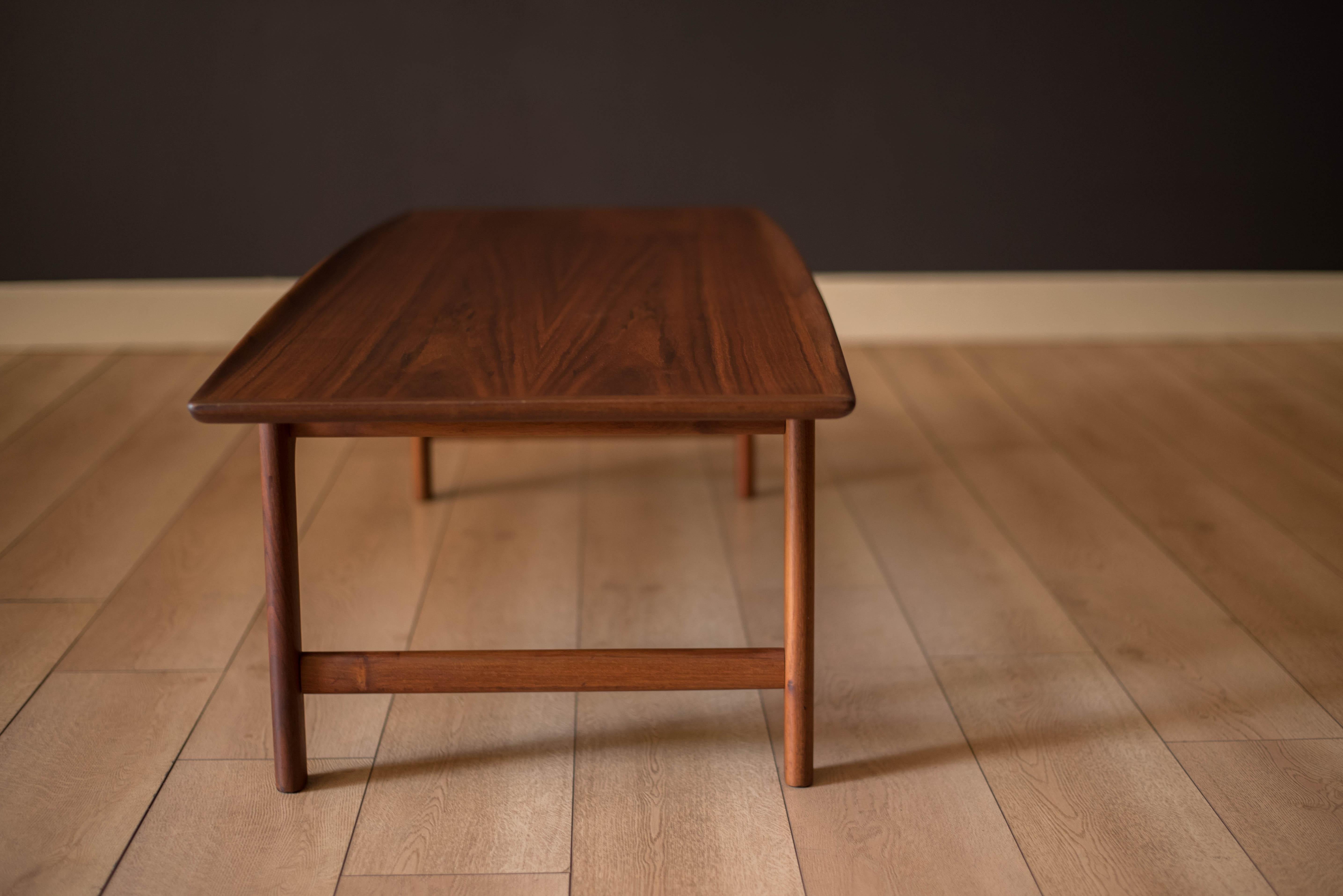 Vintage Sculptural Walnut Coffee Table by Folke Ohlsson for Dux en vente 1