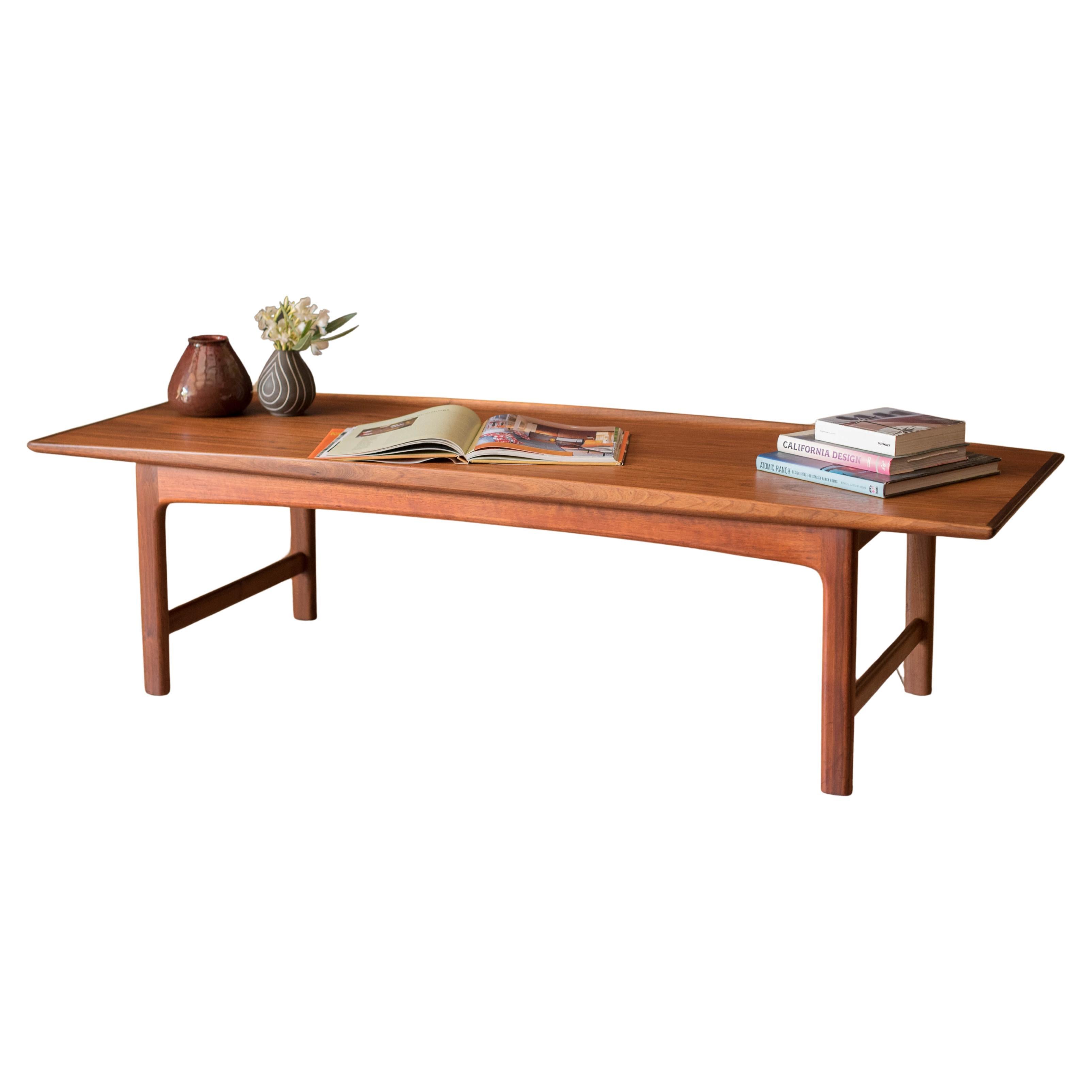 Vintage Sculptural Walnut Coffee Table by Folke Ohlsson for Dux en vente