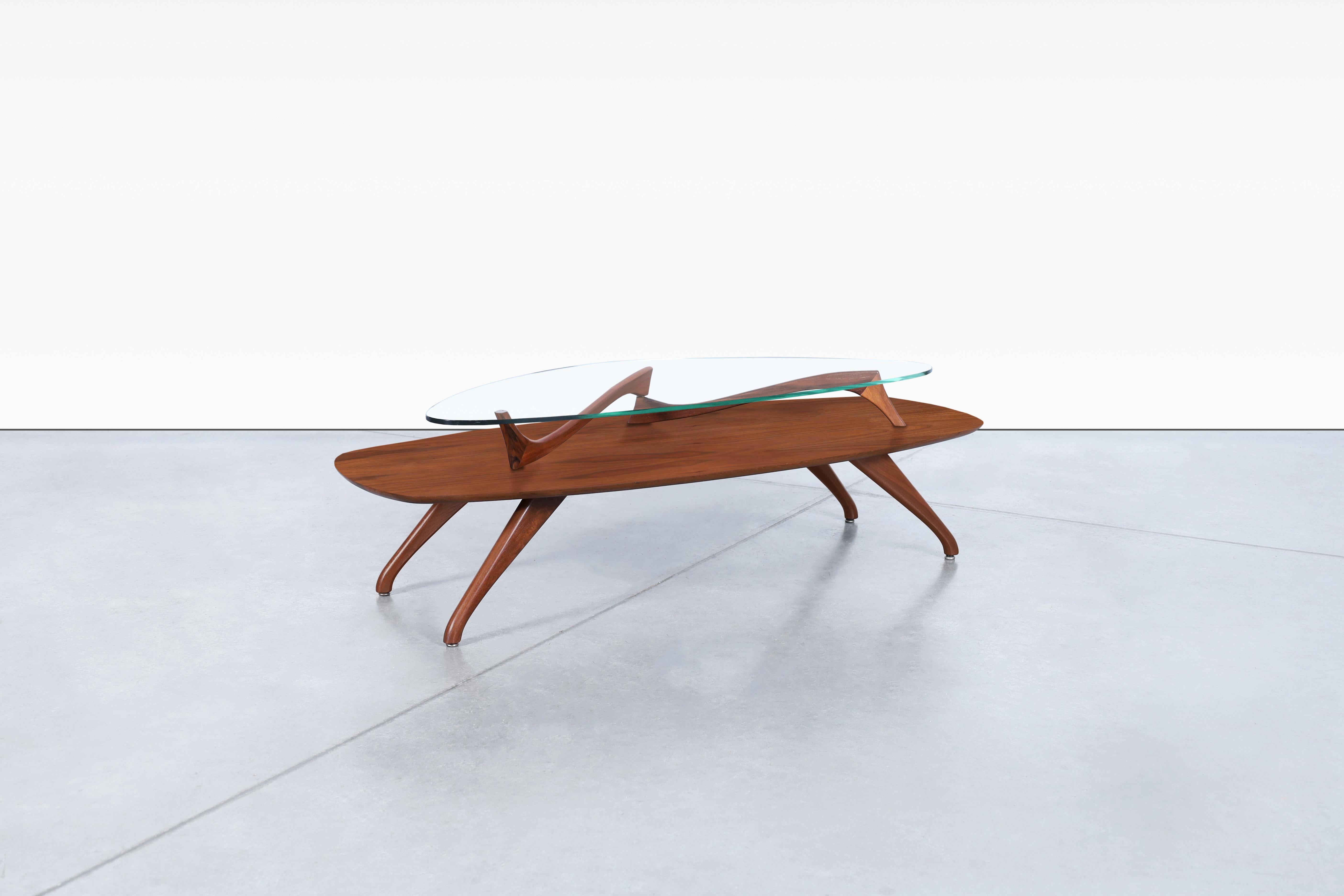 Verre Table basse vintage sculpturale en noyer en vente