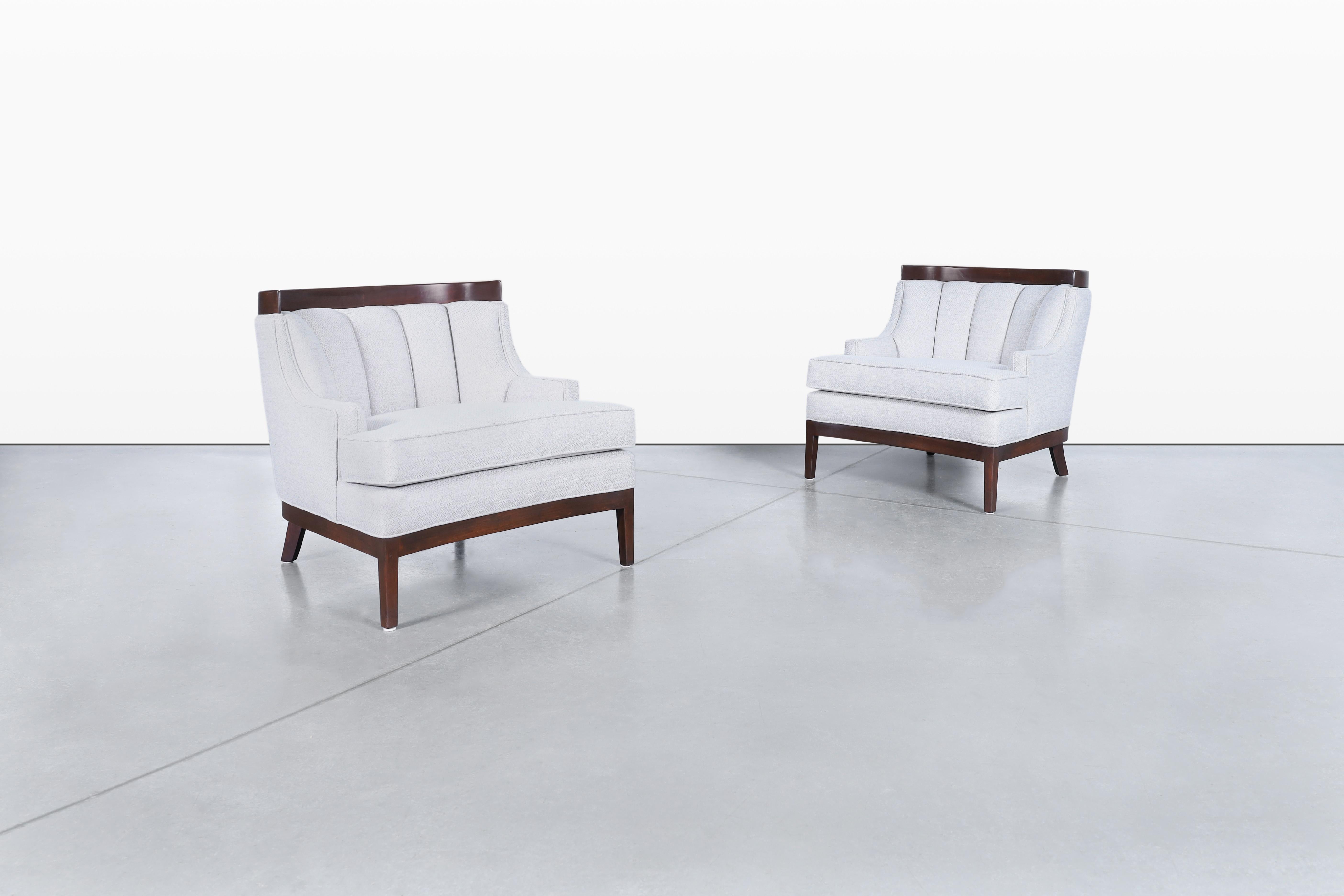 Une magnifique paire de chaises longues sculpturales vintage en noyer, rappelant les designs emblématiques d'Erwin-Lambeth et fabriquées aux États-Unis vers les années 1950. Ces chaises remarquables présentent des détails exquis en noyer massif qui