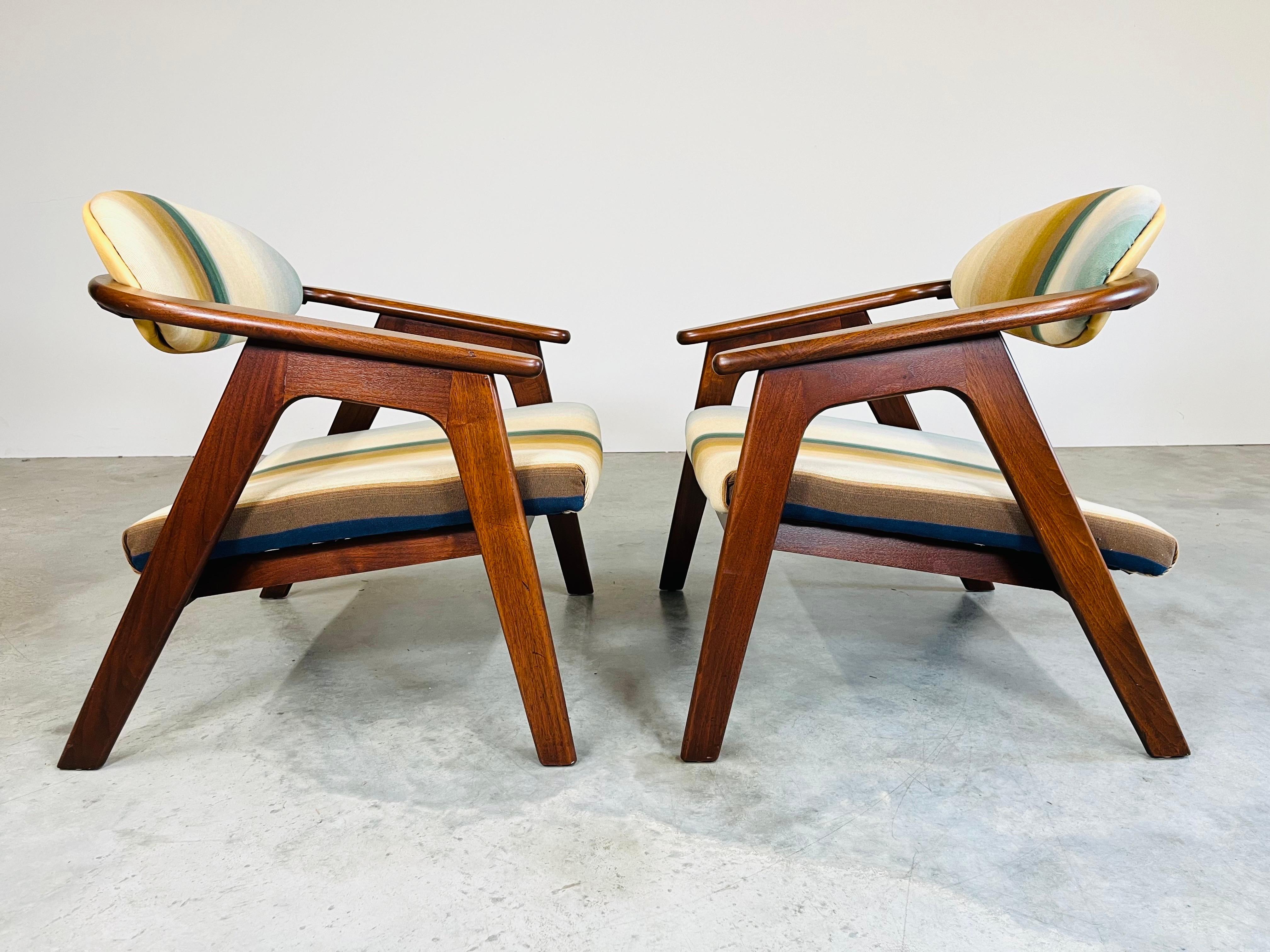 Vintage Sculptural Walnut Pair Of Adrian Pearsall ‘Captains’ Chairs  In Excellent Condition For Sale In Southampton, NJ