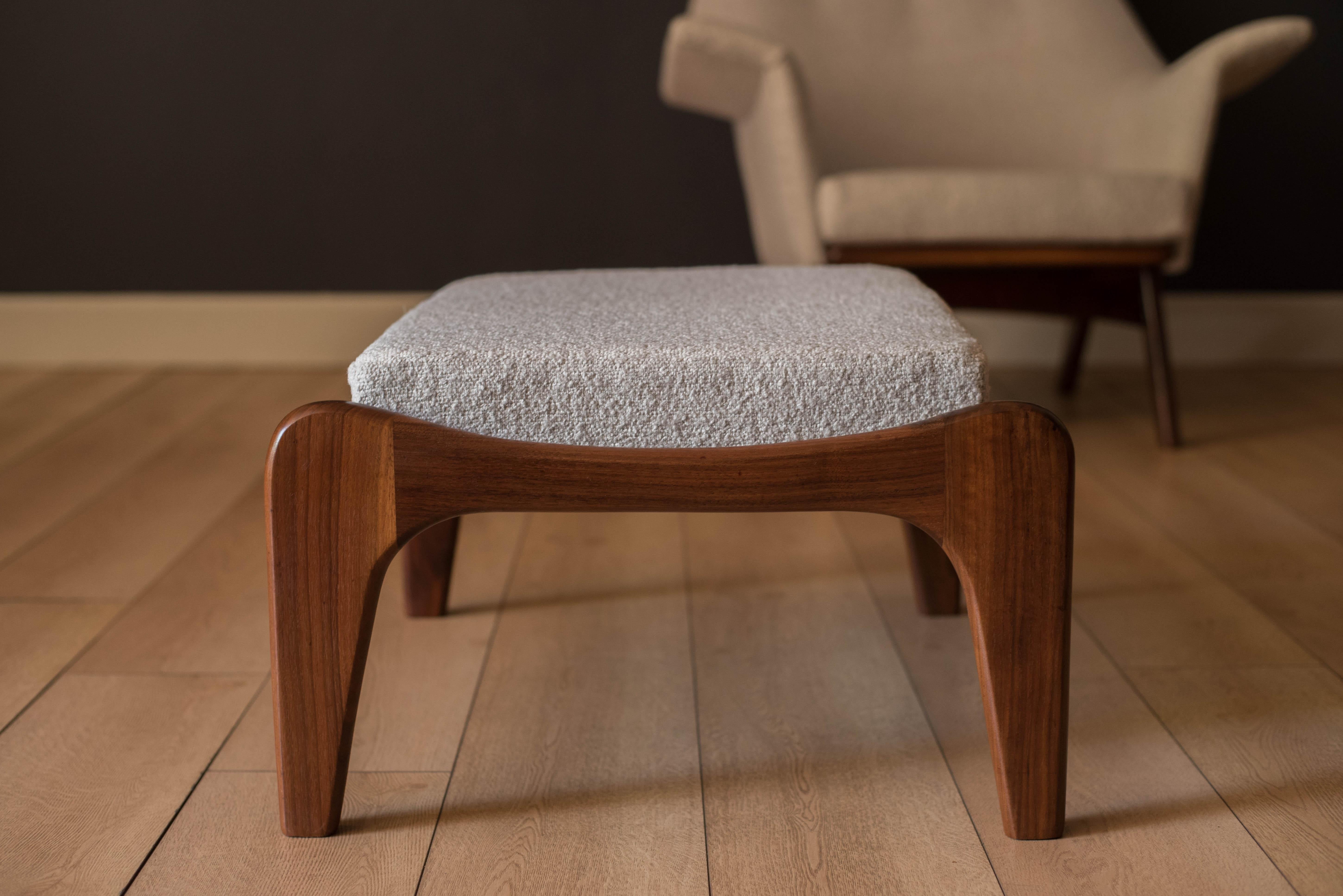 Vintage Sculptural Walnut Wingback Lounge Chair and Ottoman by Adrian Pearsall en vente 1