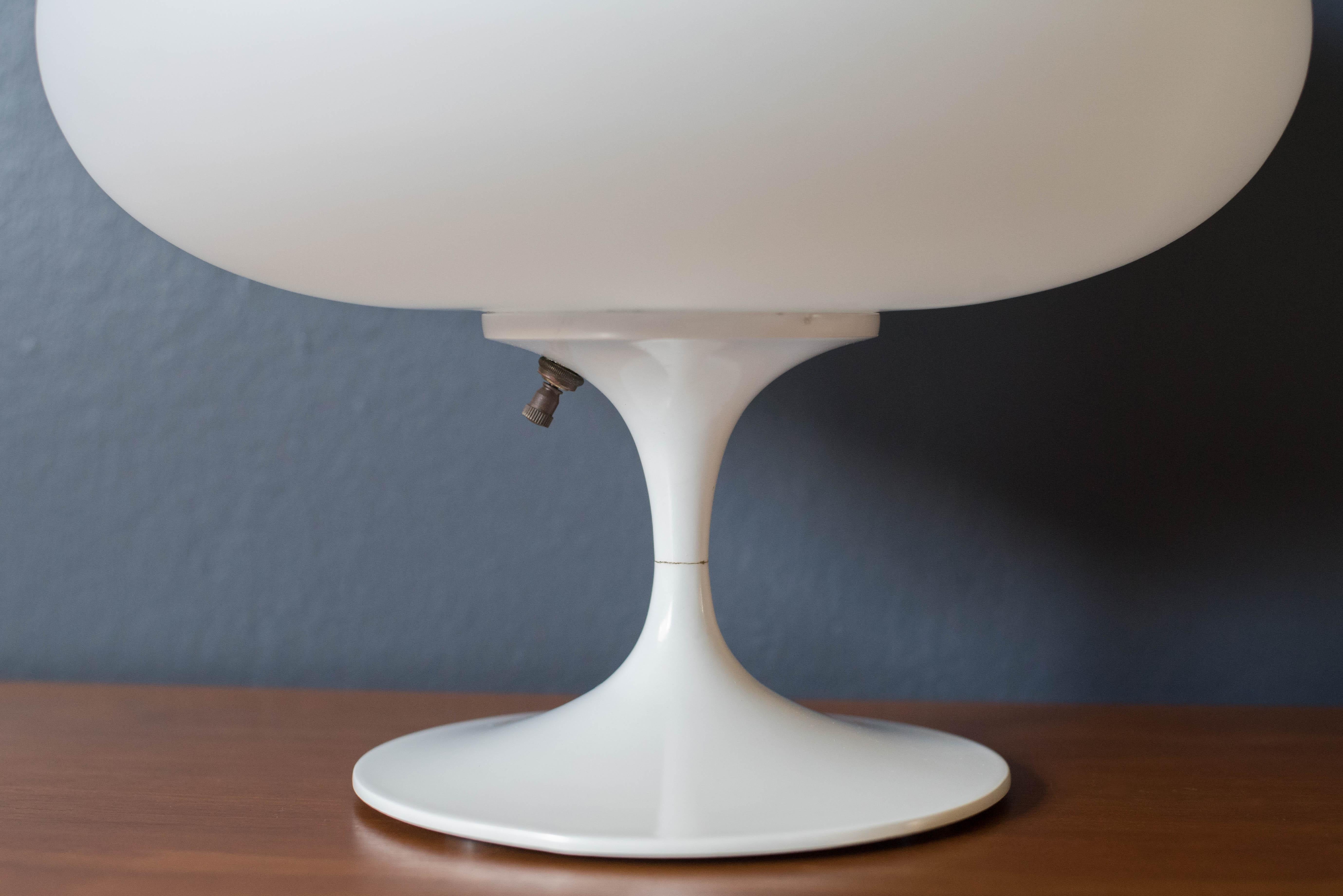 Vintage Sculptural White Mushroom Accent Table Lamp by Laurel In Good Condition For Sale In San Jose, CA