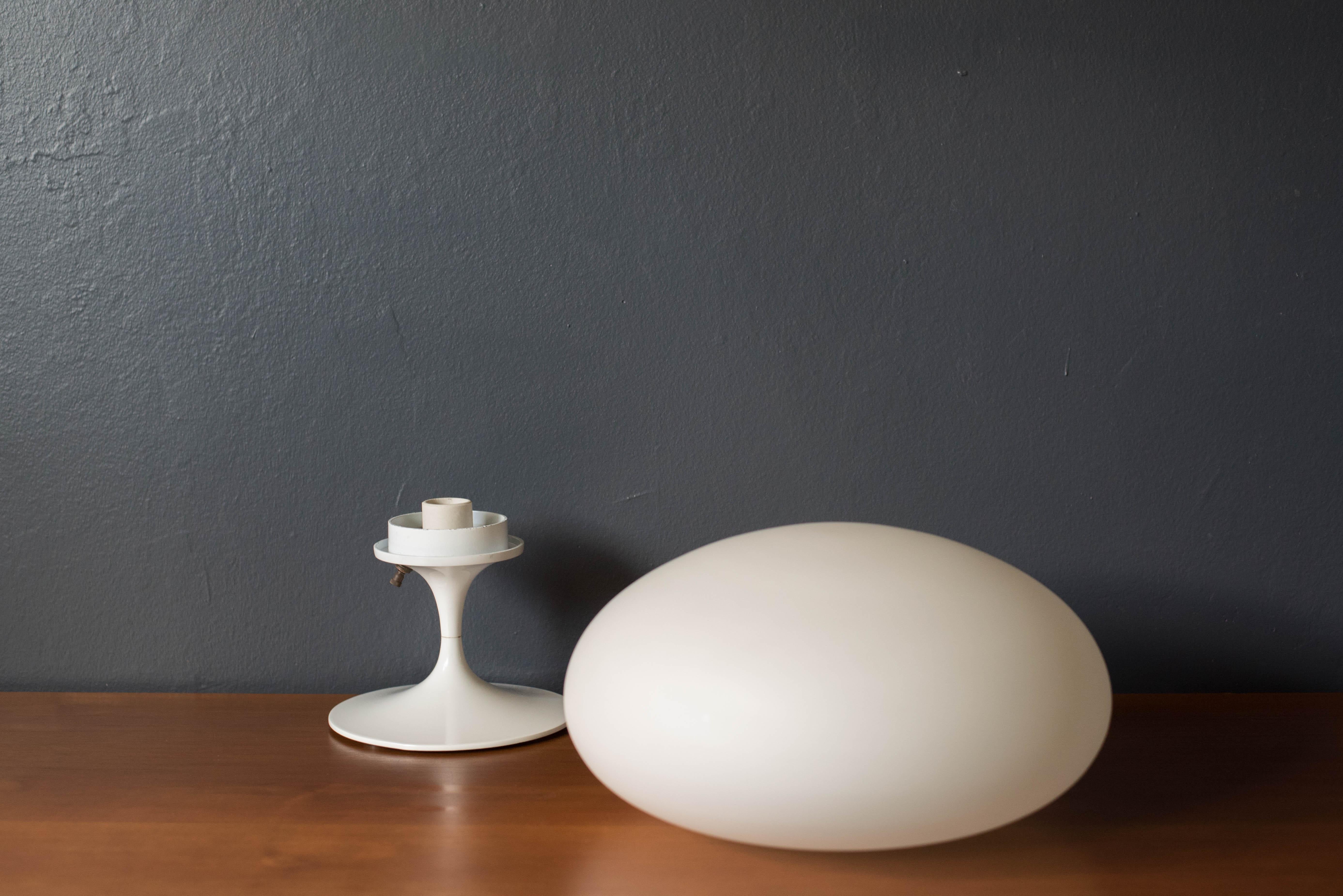 Vintage Sculptural White Mushroom Accent Table Lamp by Laurel For Sale 1