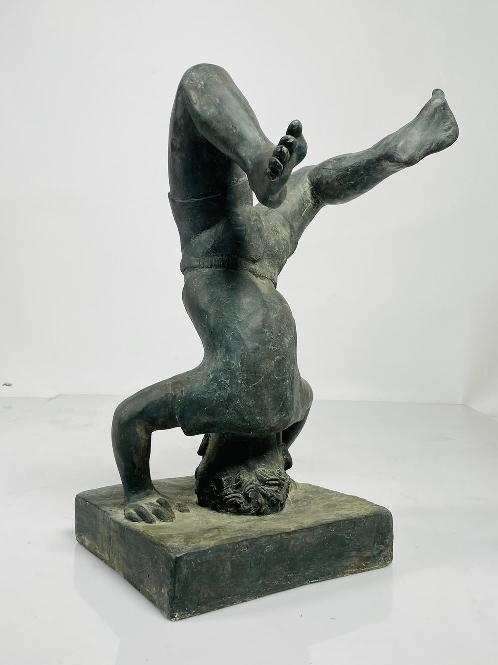 Scultura d'epoca di un ragazzo che fa la verticale in vendita 9