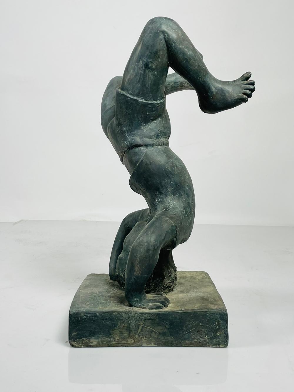 Scultura d'epoca di un ragazzo che fa la verticale in vendita 11