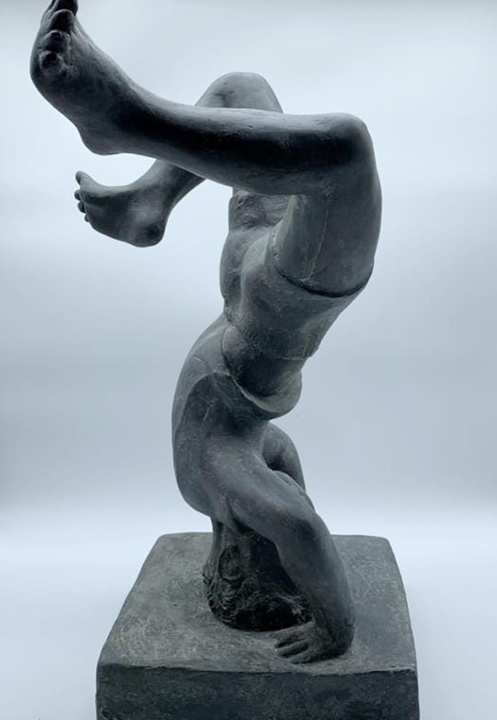 Mid-Century moderno Scultura d'epoca di un ragazzo che fa la verticale in vendita