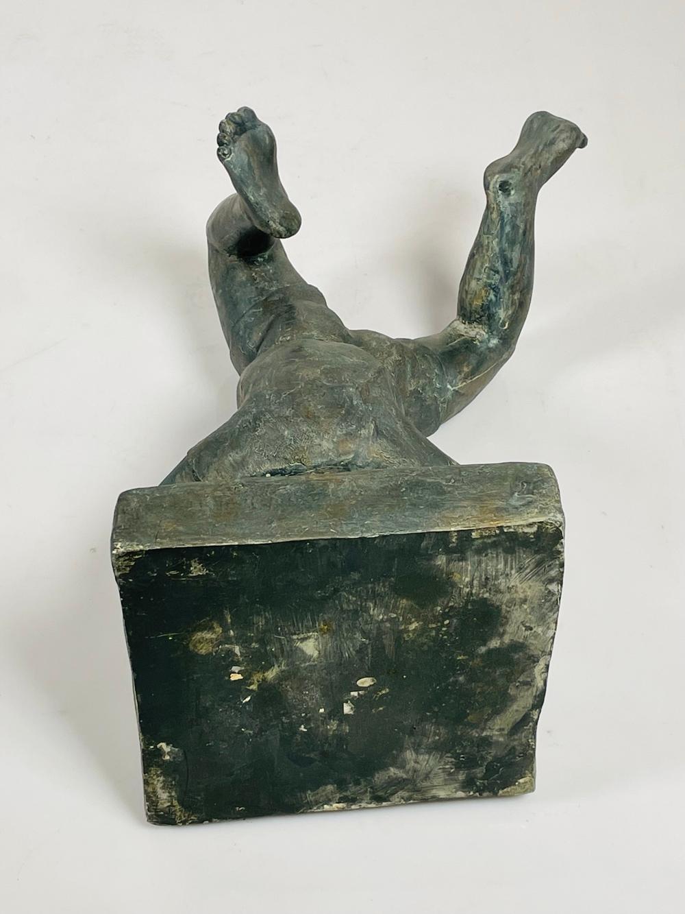 Composizione Scultura d'epoca di un ragazzo che fa la verticale in vendita