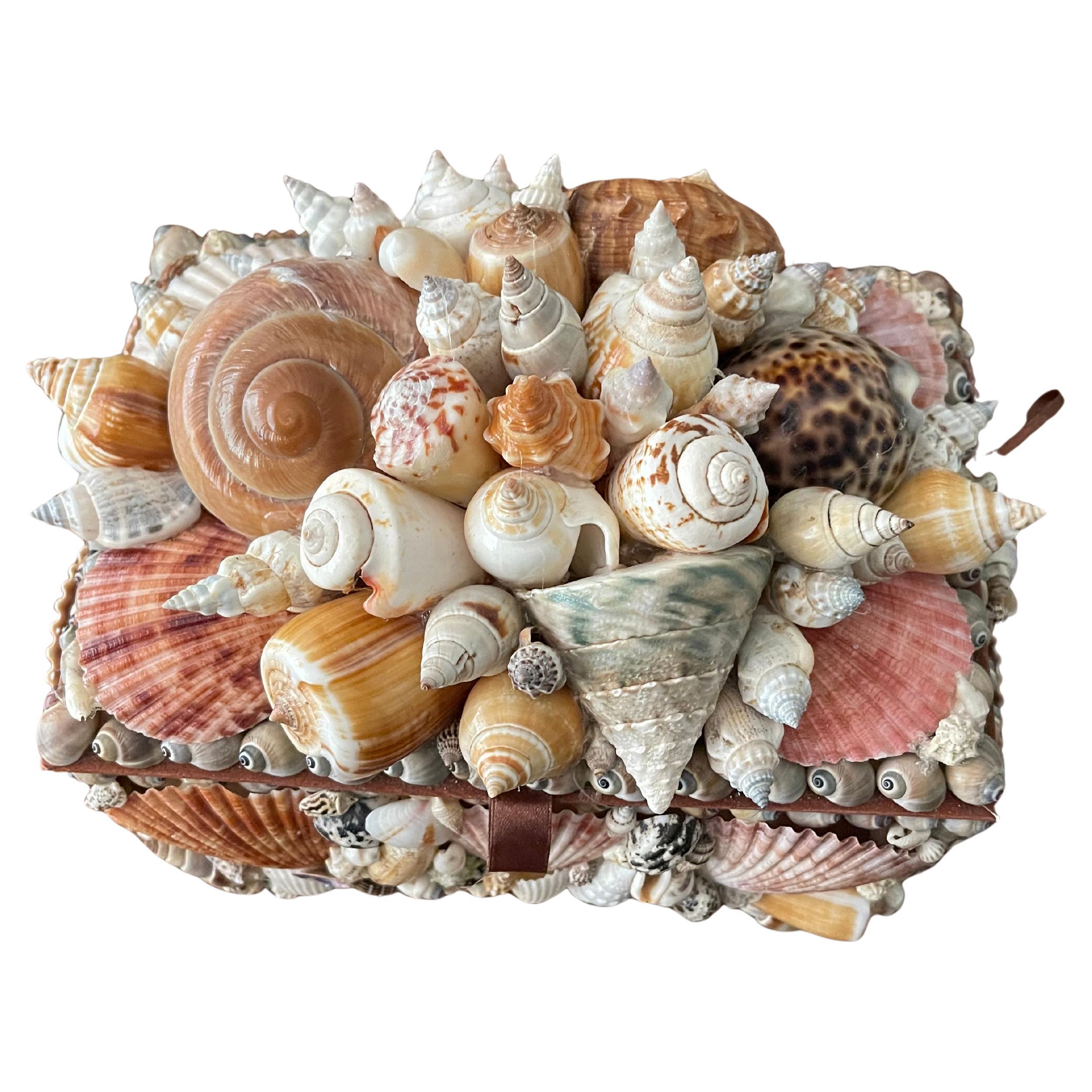 Scatola vintage in stile Maitland Smith incrostata di conchiglie marine
