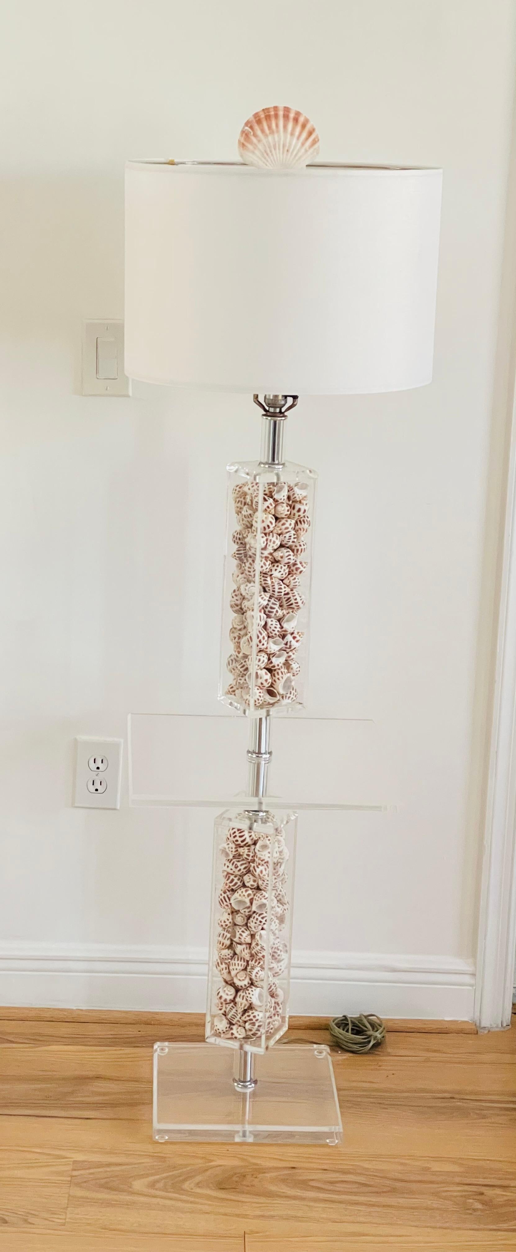 Lámpara de pie orgánica moderna de mediados de siglo, de estilo Karl Springer. Lámpara de lucita con conchas marinas encerradas  y una grada de mesa de lucite, pantalla moderna incluida.Gran estado.