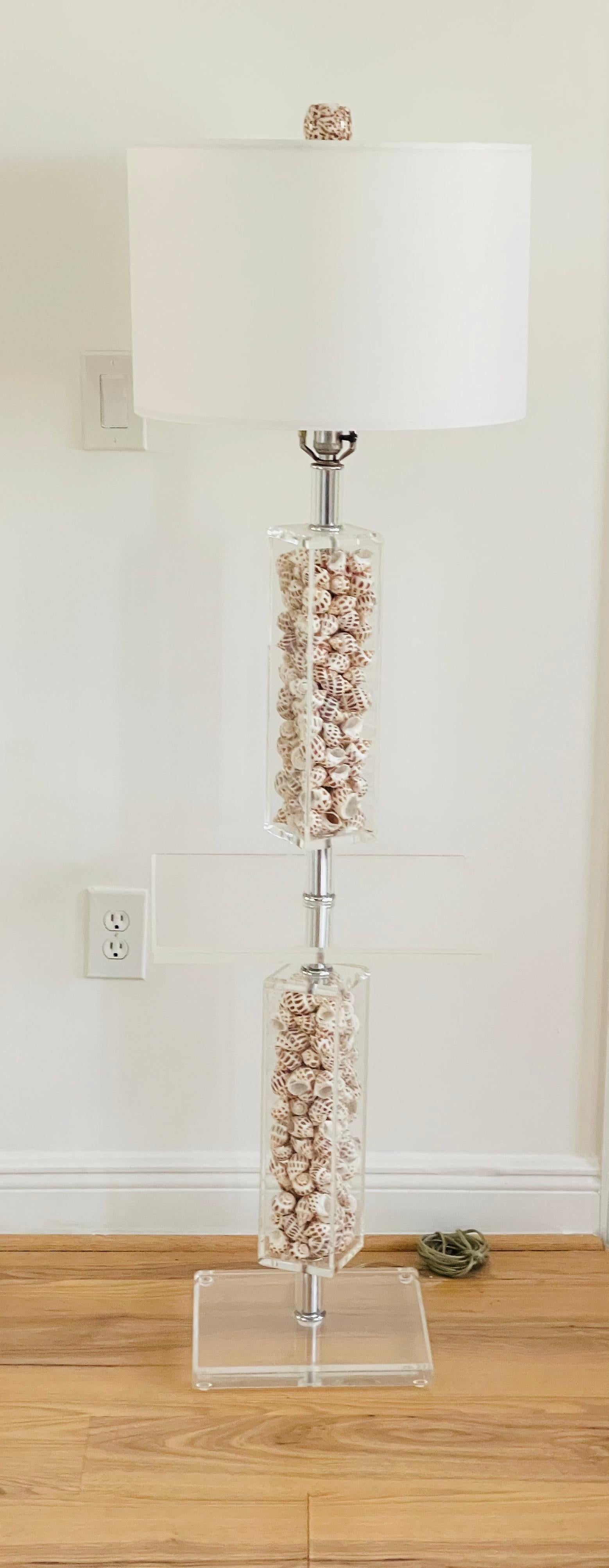 Lámpara de pie Vintage Sea Shell Lucite Karl Springer Style Hecho a mano en venta