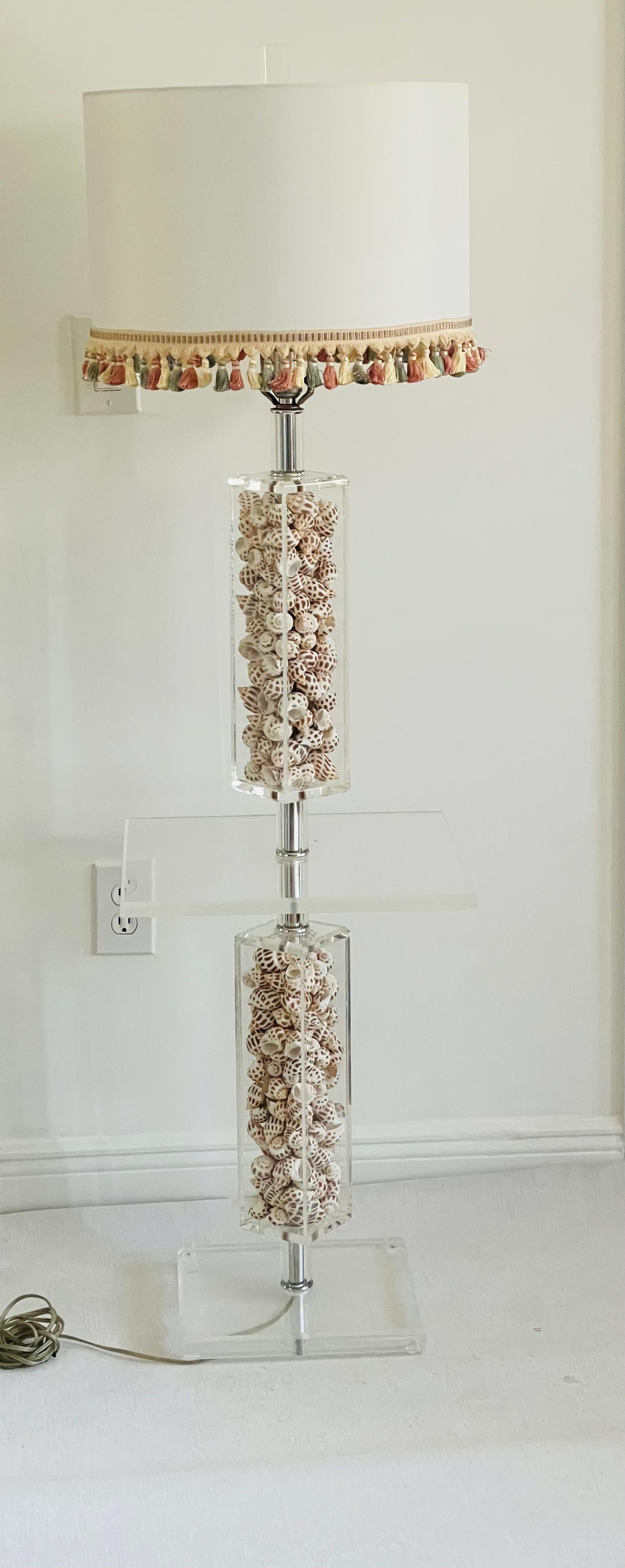 Lámpara de pie Vintage Sea Shell Lucite Karl Springer Style finales del siglo XX en venta