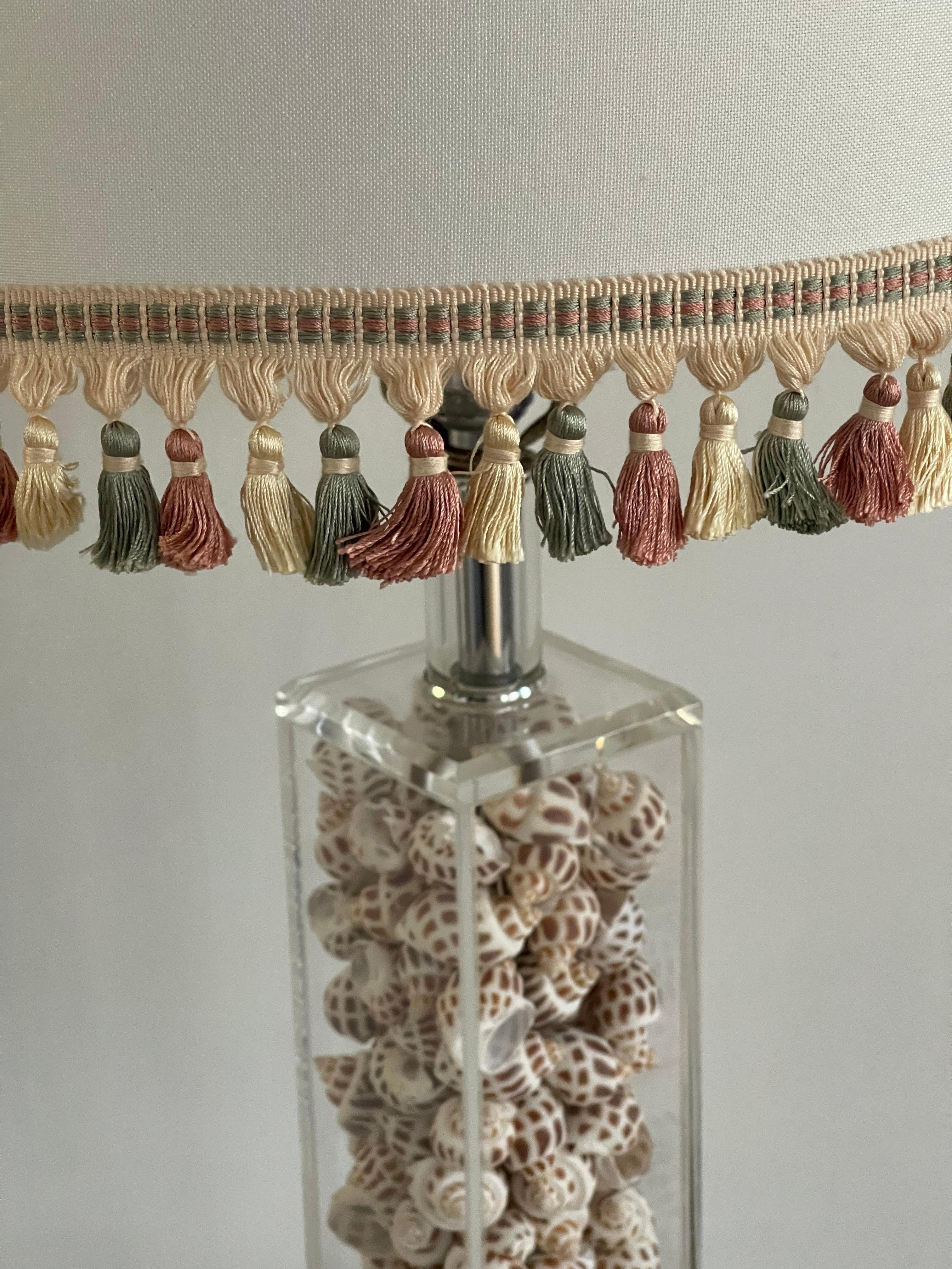 Lámpara de pie Vintage Sea Shell Lucite Karl Springer Style en venta 1
