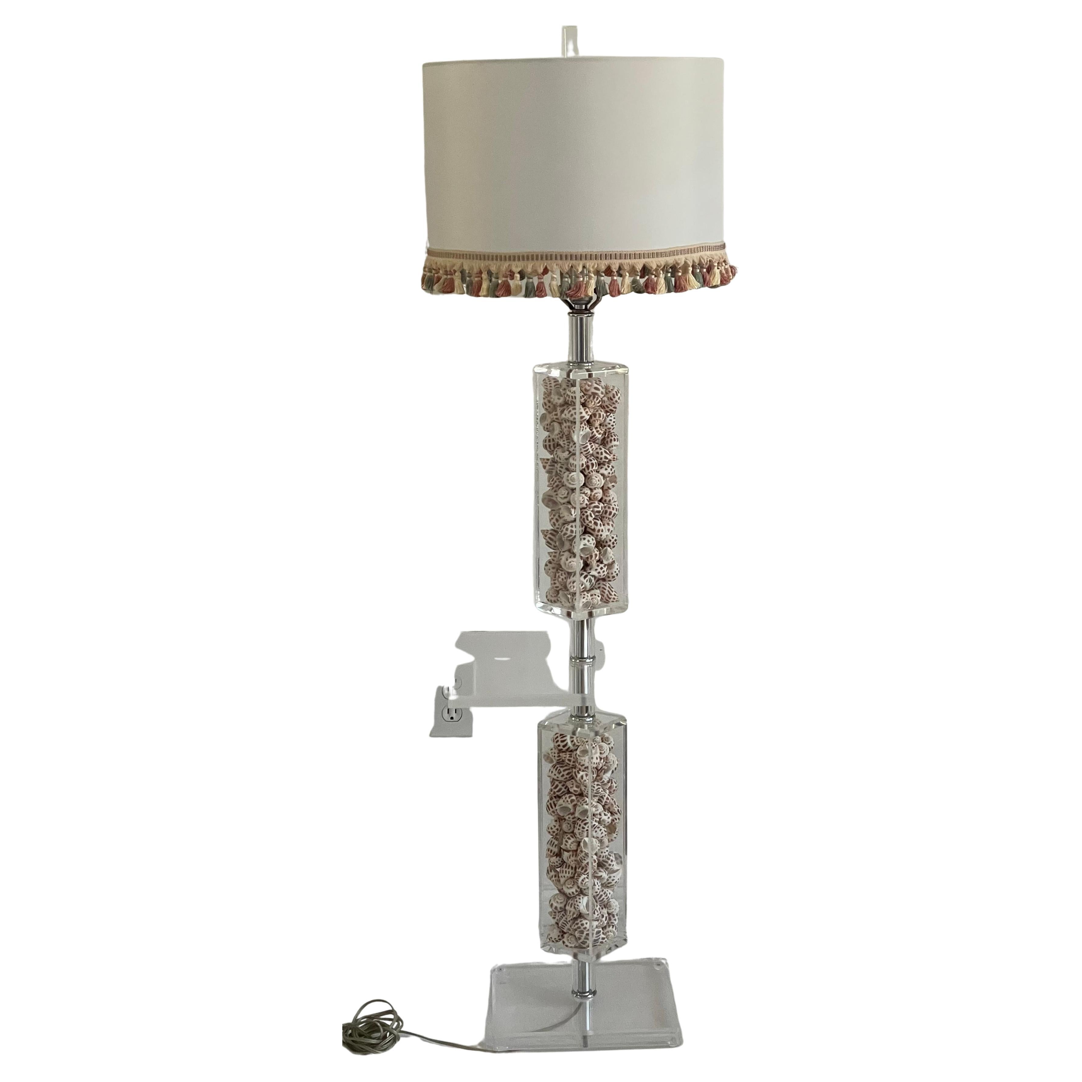 Lámpara de pie Vintage Sea Shell Lucite Karl Springer Style en venta